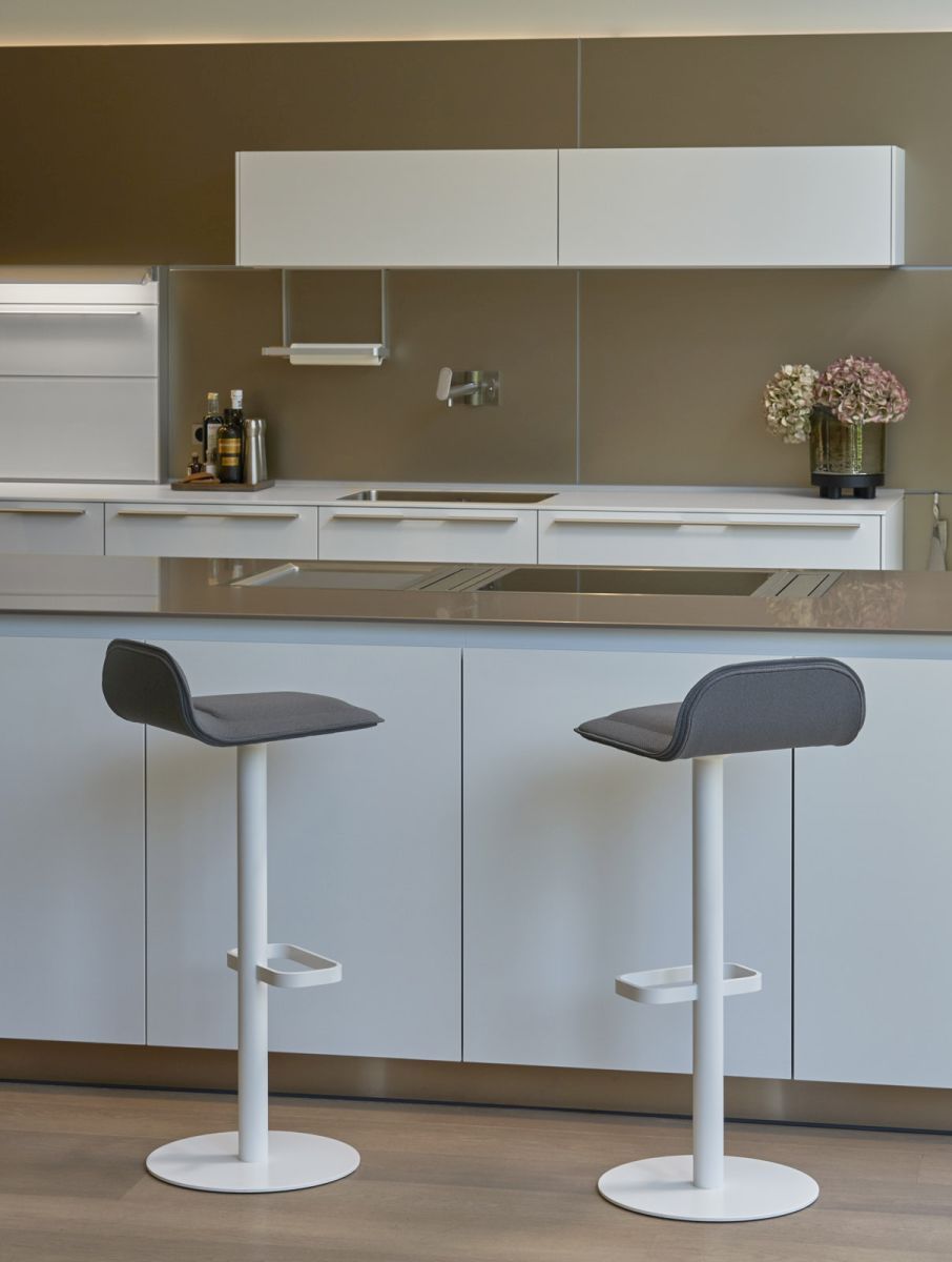 Dave Bar Stool White with Seat Cushion in Anthracite Moree
