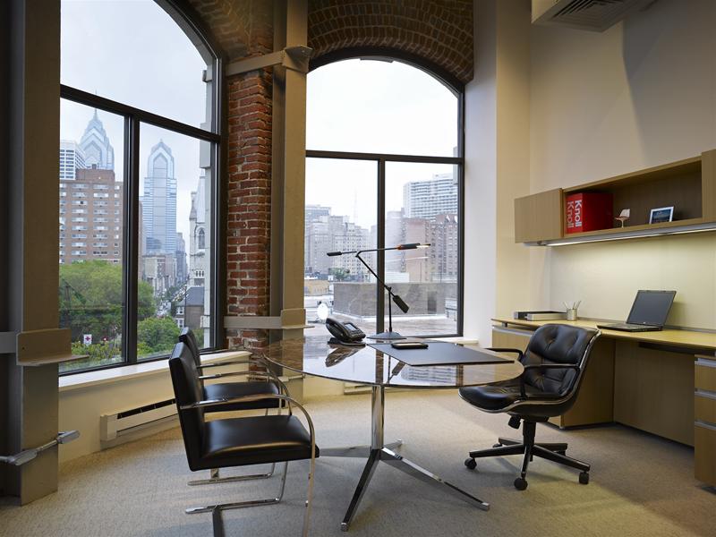Pollock Executive swivel chair with armrests Knoll International 