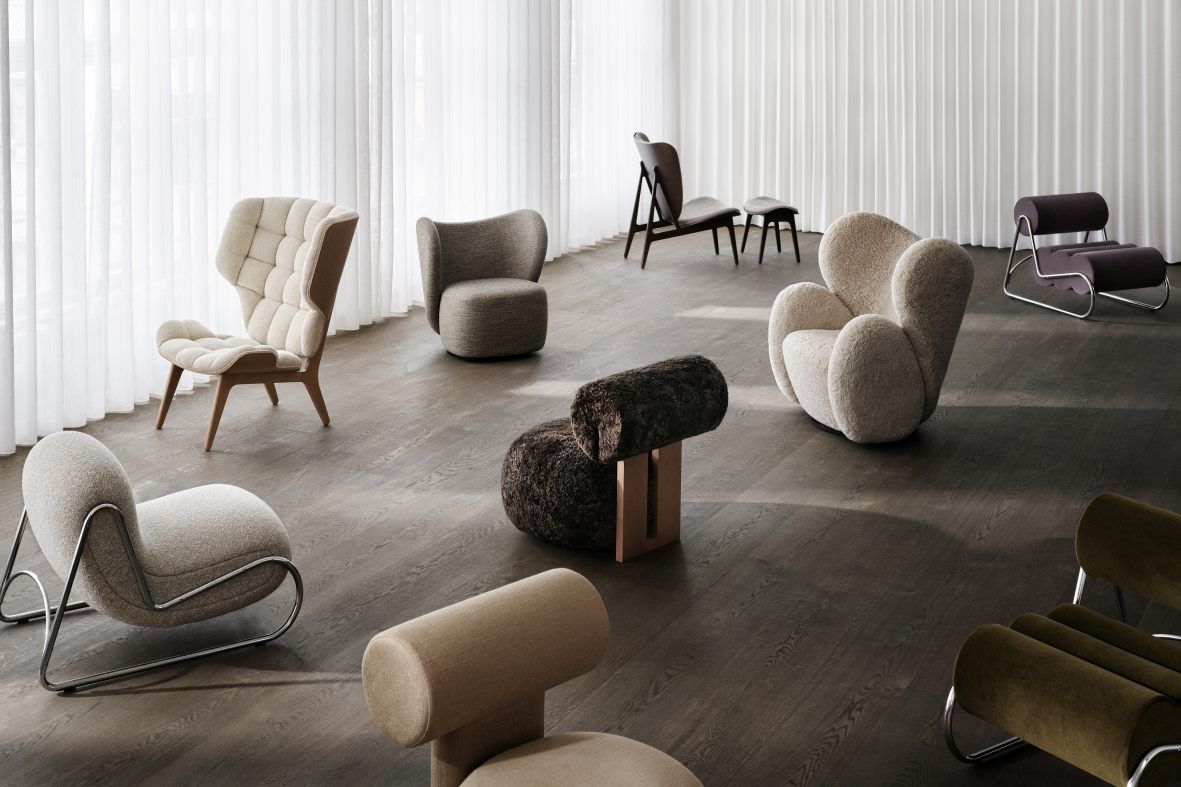 Verschiedene moderne Sessel, darunter ein Hippo Lounge Chair Sessel von NORR11, in einem hellen Raum mit Vorhängen.