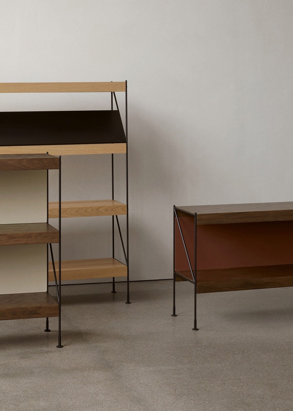 Audo Copenhagen Zet Storage System: Regale aus Holz und Metall in verschiedenen Ausführungen.