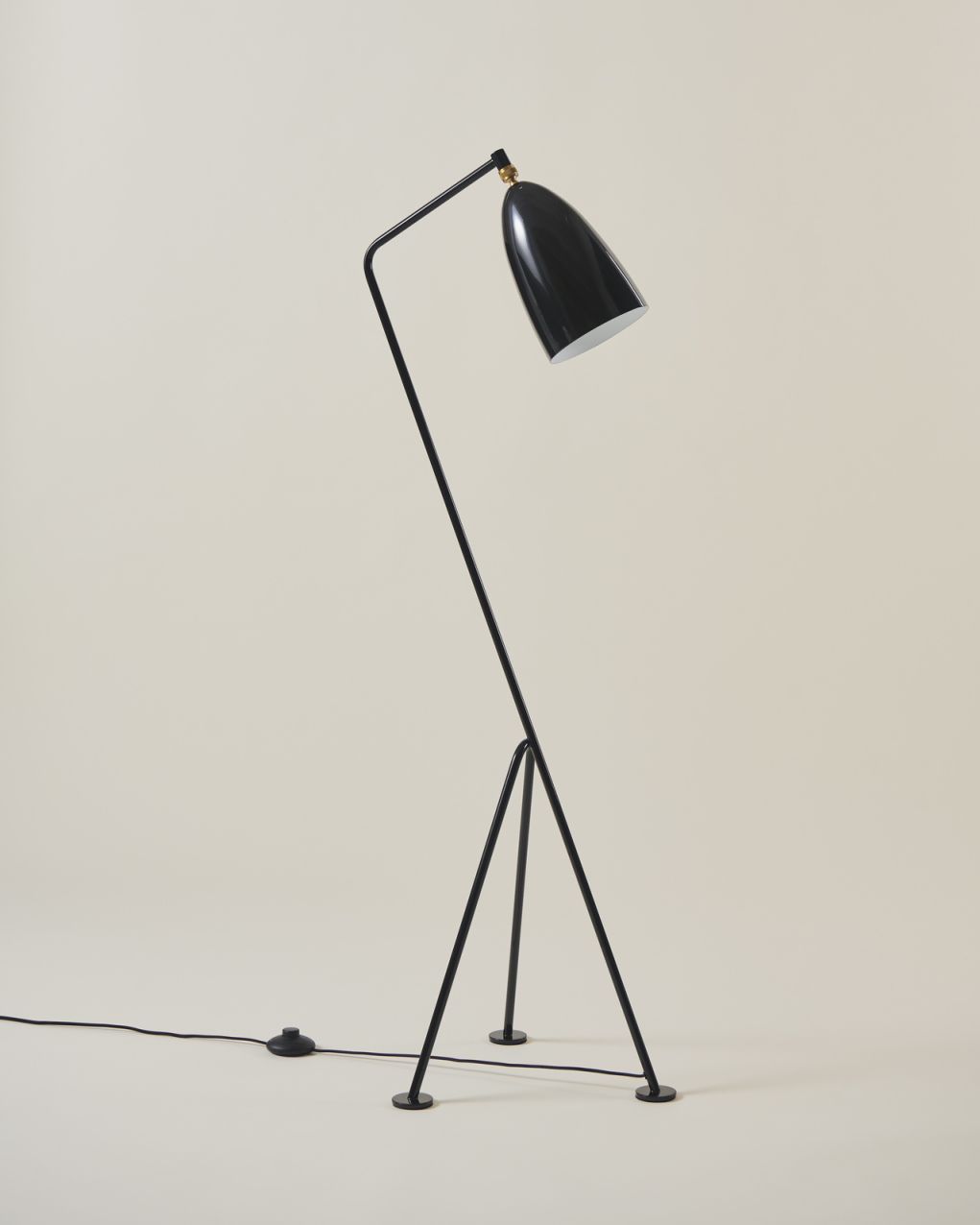 Gräshoppa / Grashoppa Floor light black glossy Gubi