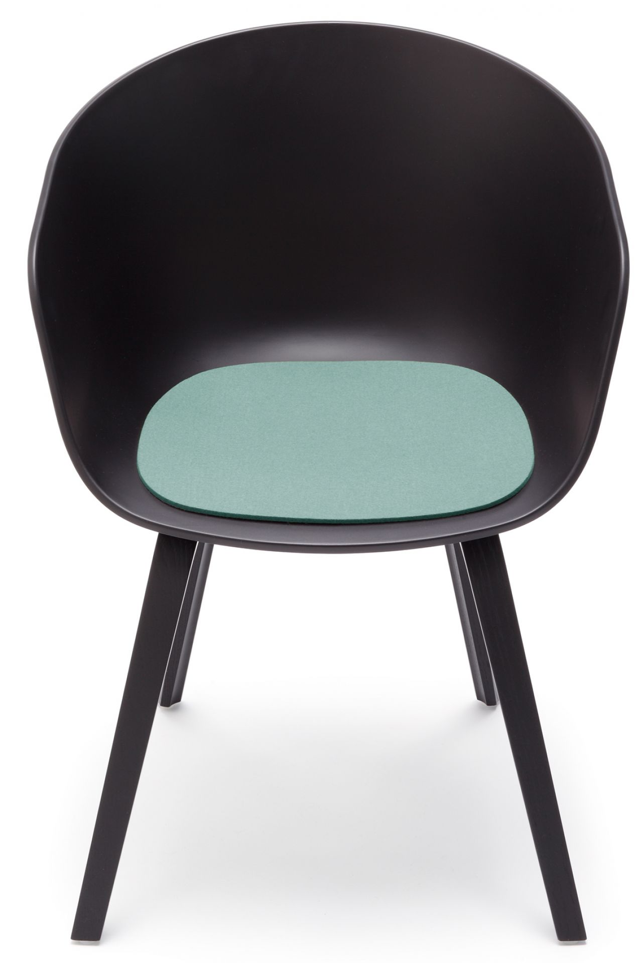 Schwarzer About A Chair AAC22 Stuhl mit aqua-farbener Filz Sitzauflage für mehr Komfort.