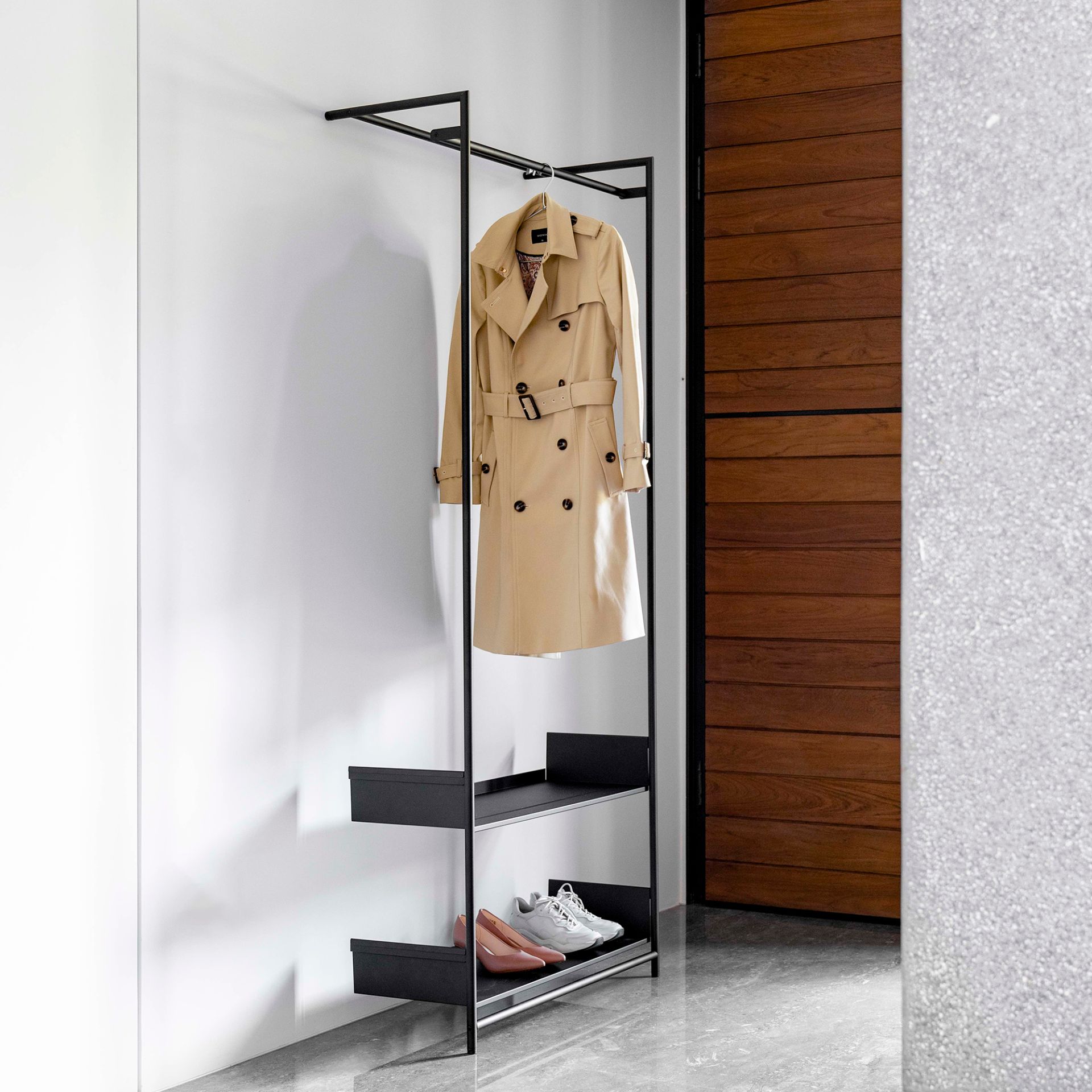 Comba Anlehngarderobe Mox Gestell schwarz Tablaren weiß