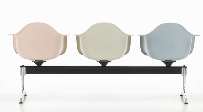 Eames Plastic Armchair RE on traverse Vitra