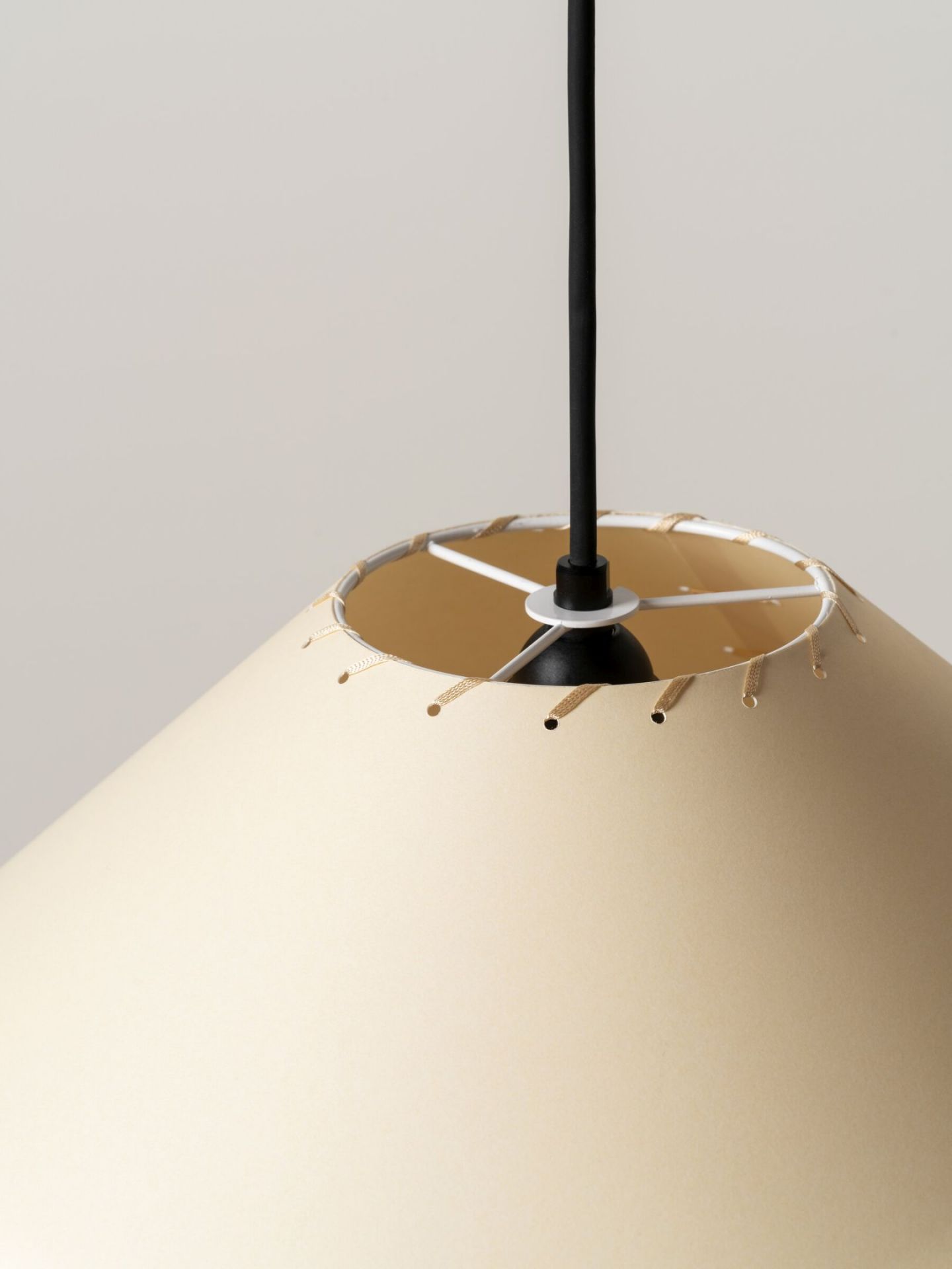 Sísísí cónicas planas MT5 Suspension lamp Ø64cm beige Santa & Cole