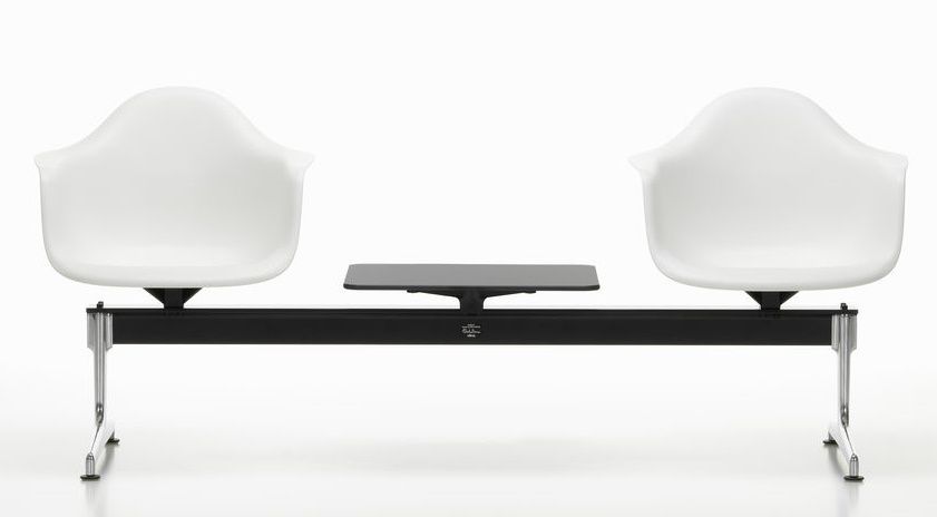 Eames Plastic Armchair RE on traverse Vitra