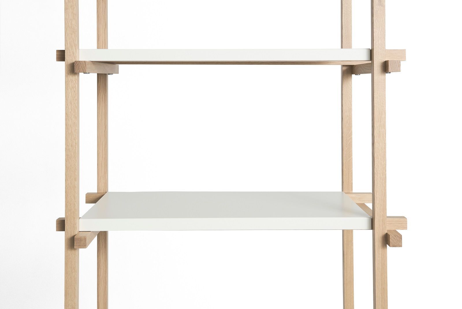 Detailaufnahme des Hay Woody Shelving Column High Regals mit hellen Holzstreben und weißen Regalböden.