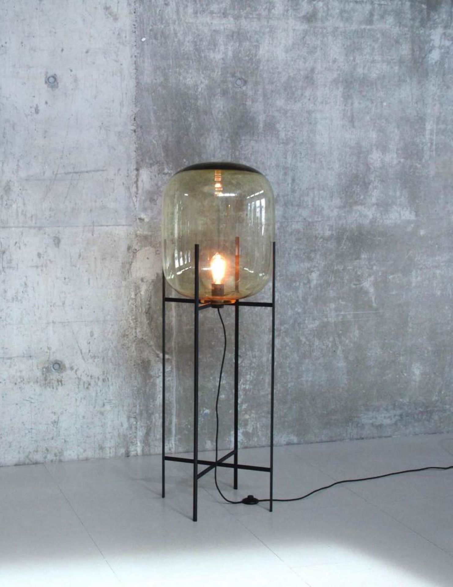 Oda Big floor lamp white frame - white glass  Pulpo