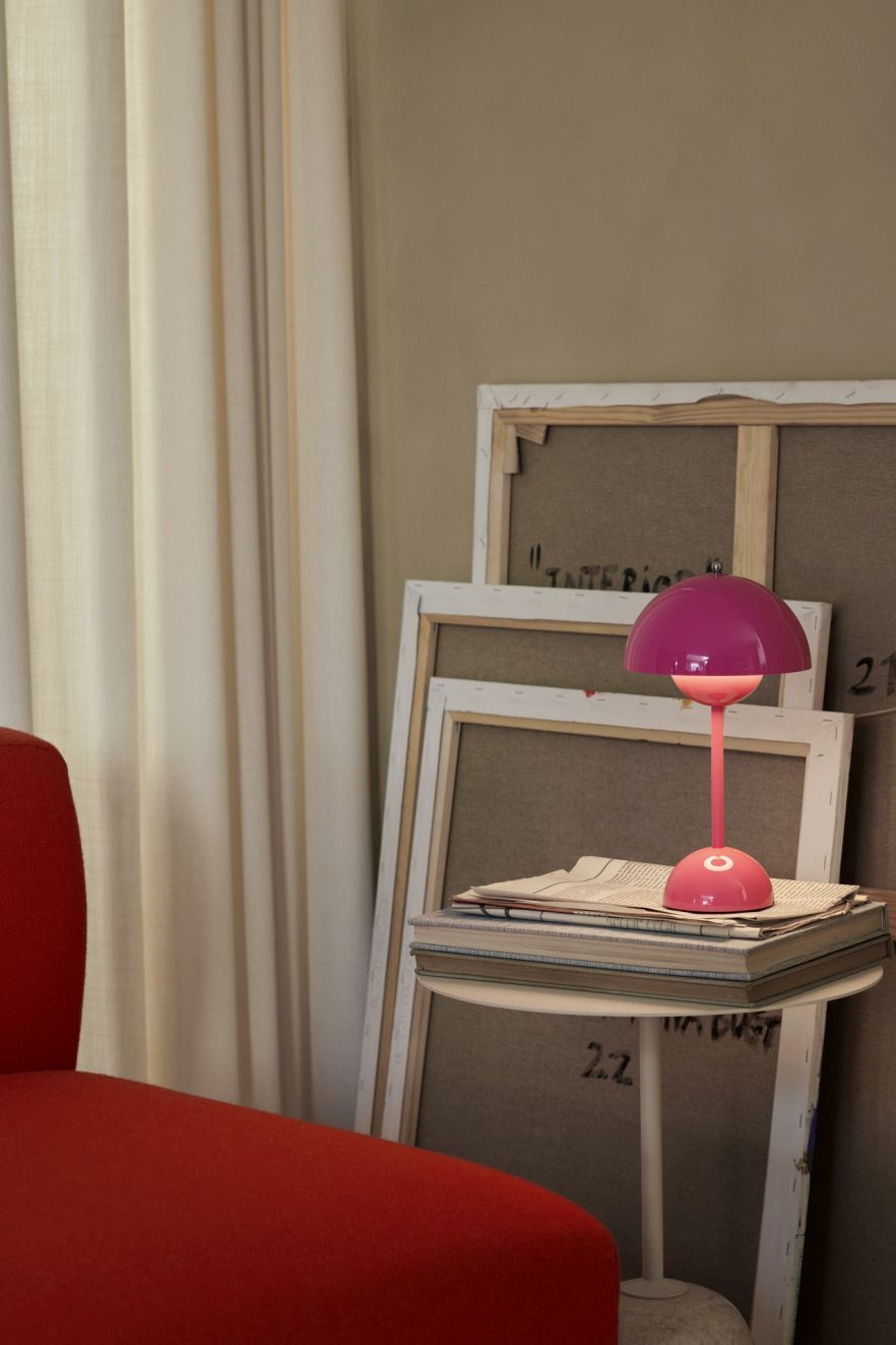 Flowerpot VP9 Portable Battery lamp / Table lamp with USB AndTradition Tangy pink
