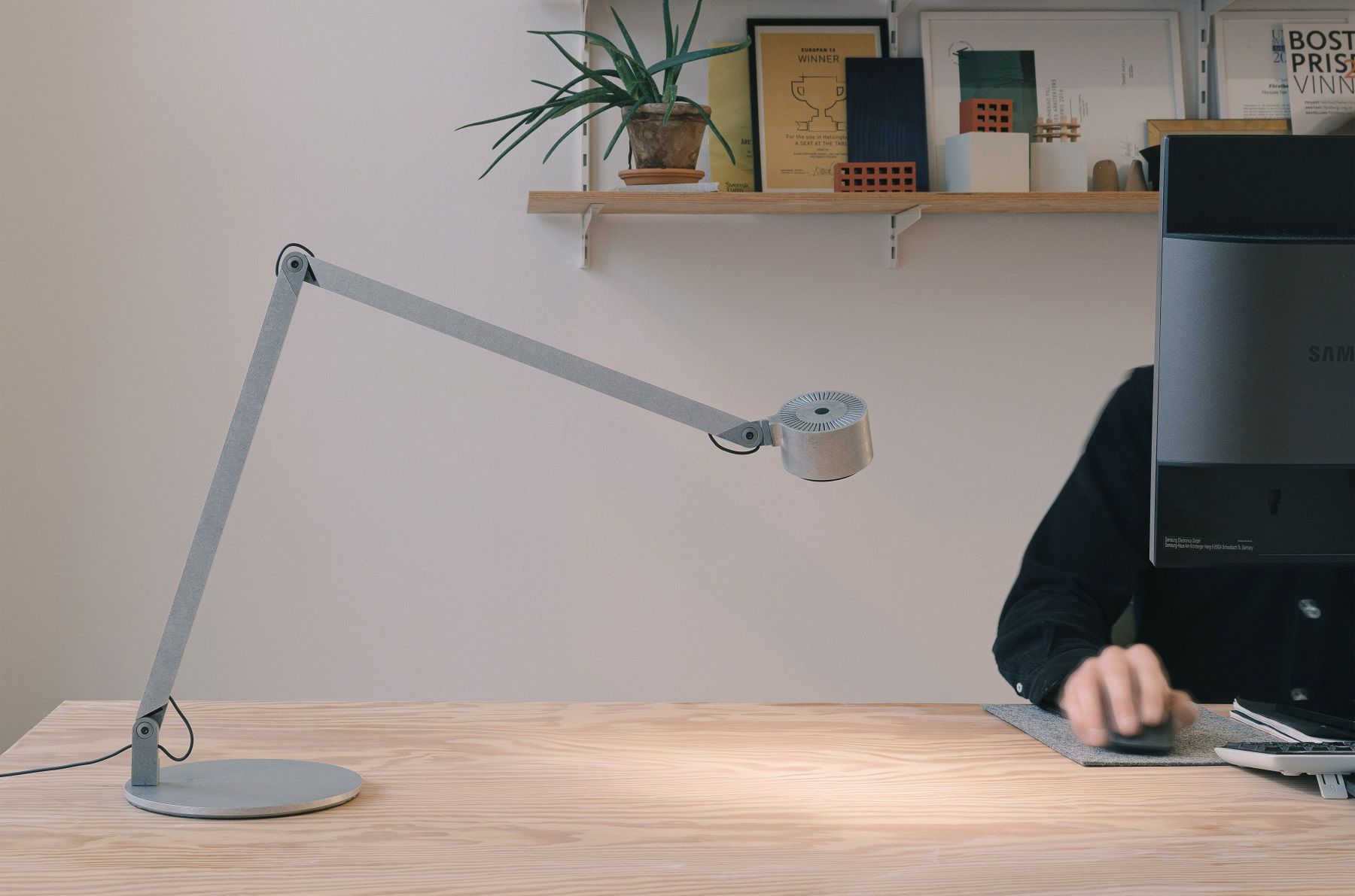 w227 Winkel alu Base Tischleuchte von wästberg auf einem hellen Schreibtisch, modernes Design.
