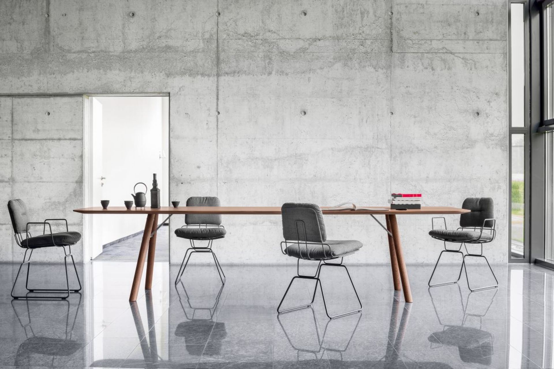Akio Table Girsberger