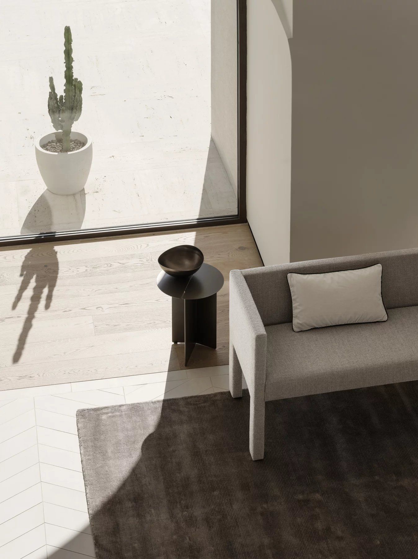 Visca Rug Teppich in Taupe von Blomus, rechteckig, Größe 160x240 cm, im modernen Wohnzimmer.