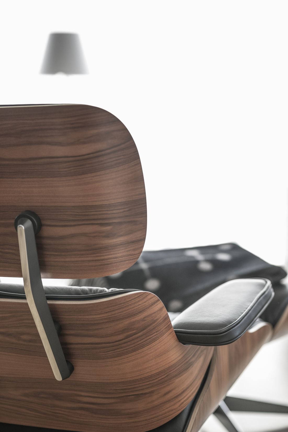 Eames Lounge Chair & Ottoman Armchair Leather Premium Vitra Sides polished black leather premium F black rosewood