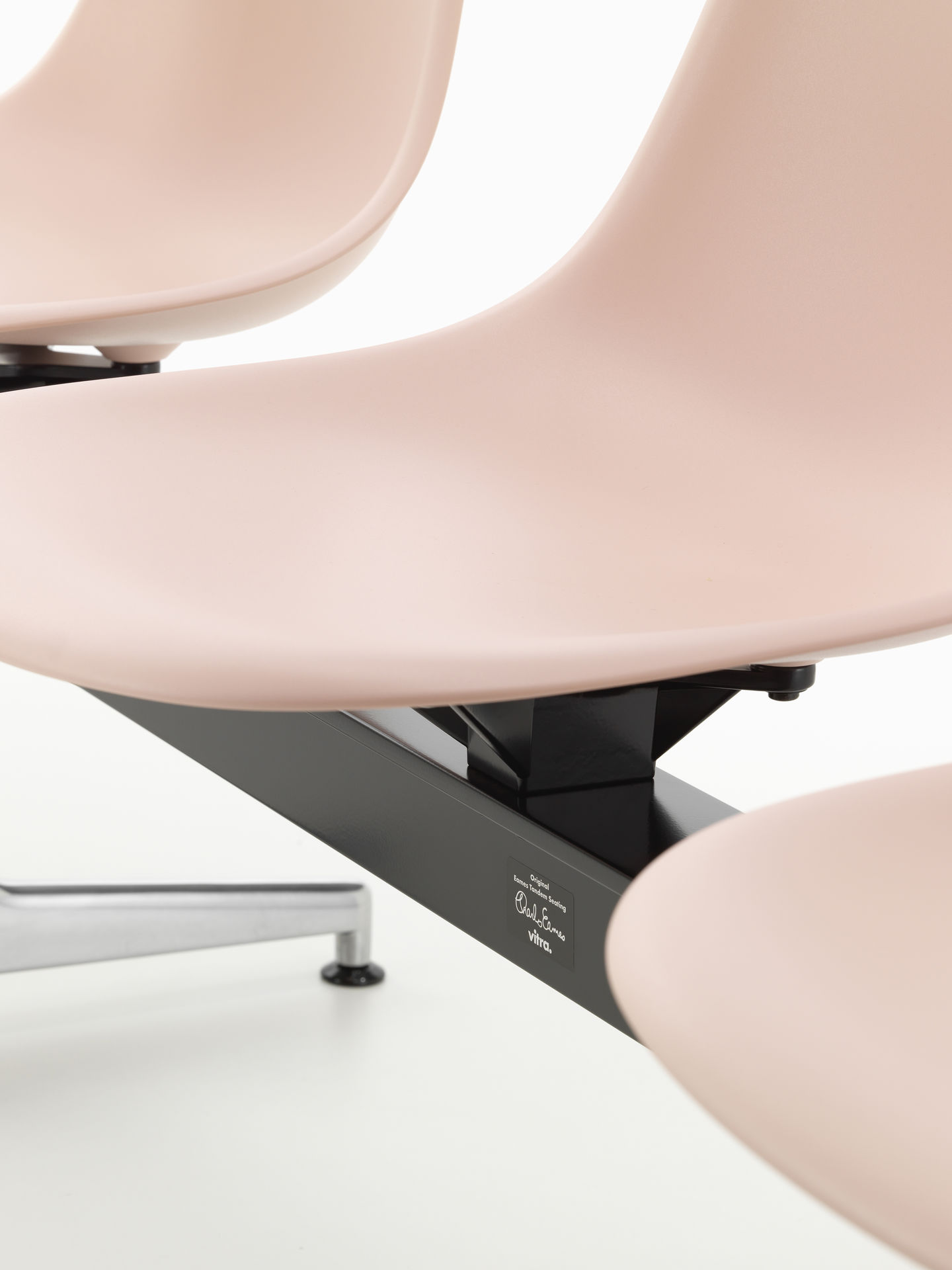 Eames Plastic Side Chair RE on traverse Vitra 