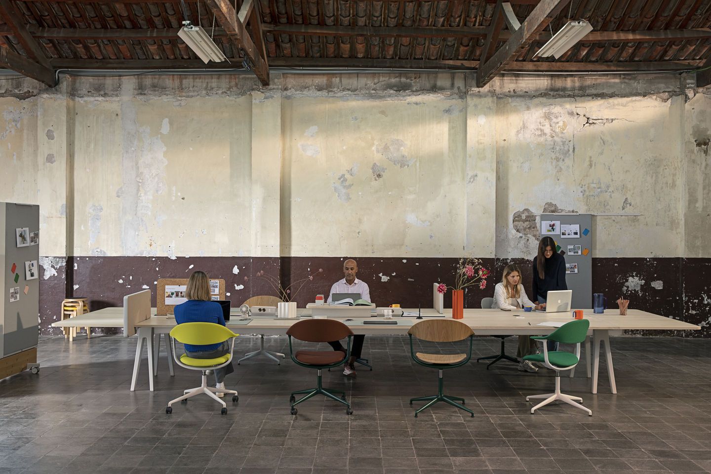 Mynt back and seat plastic office swivel chair Vitra
