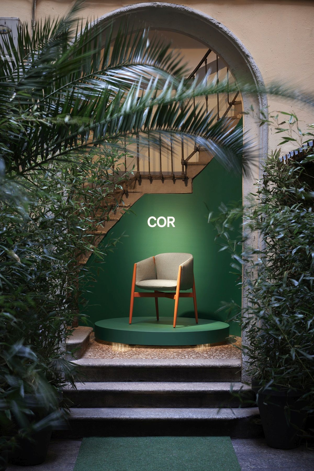 Kagu chair with armrests wooden frame Cor