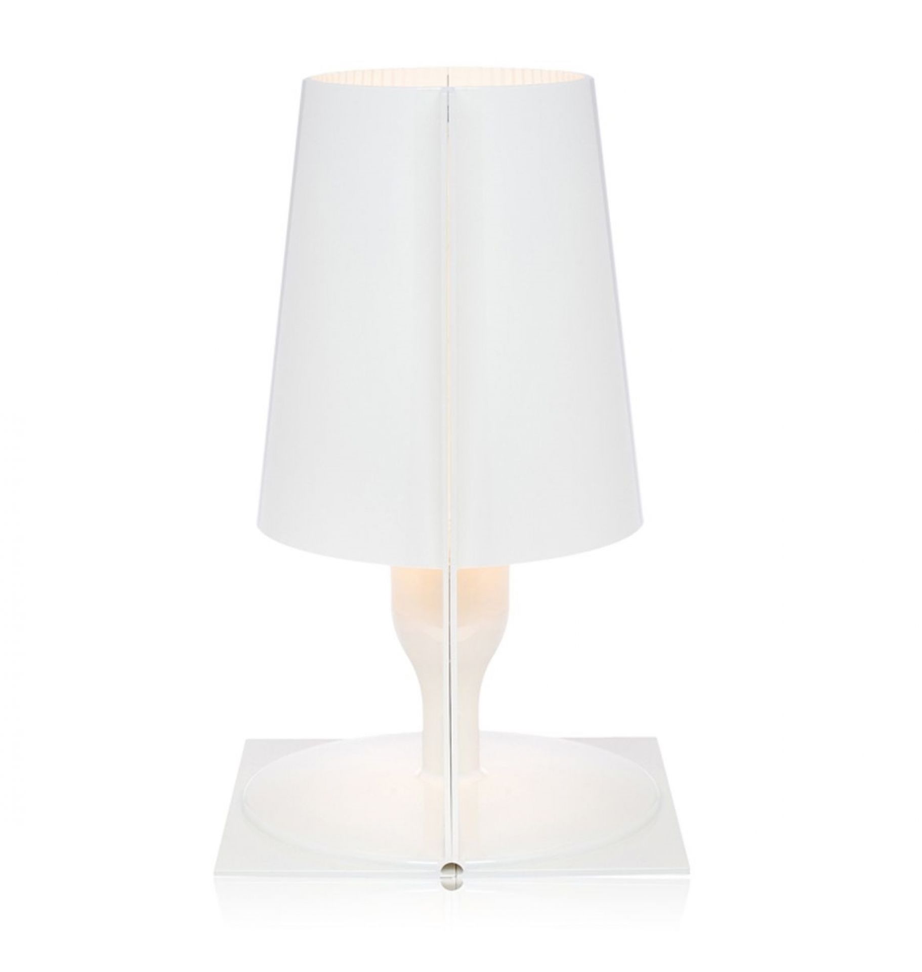 Weiße Tischleuchte von Kartell mit modernem Design und elegantem Lampenschirm für stilvolle Beleuchtung.