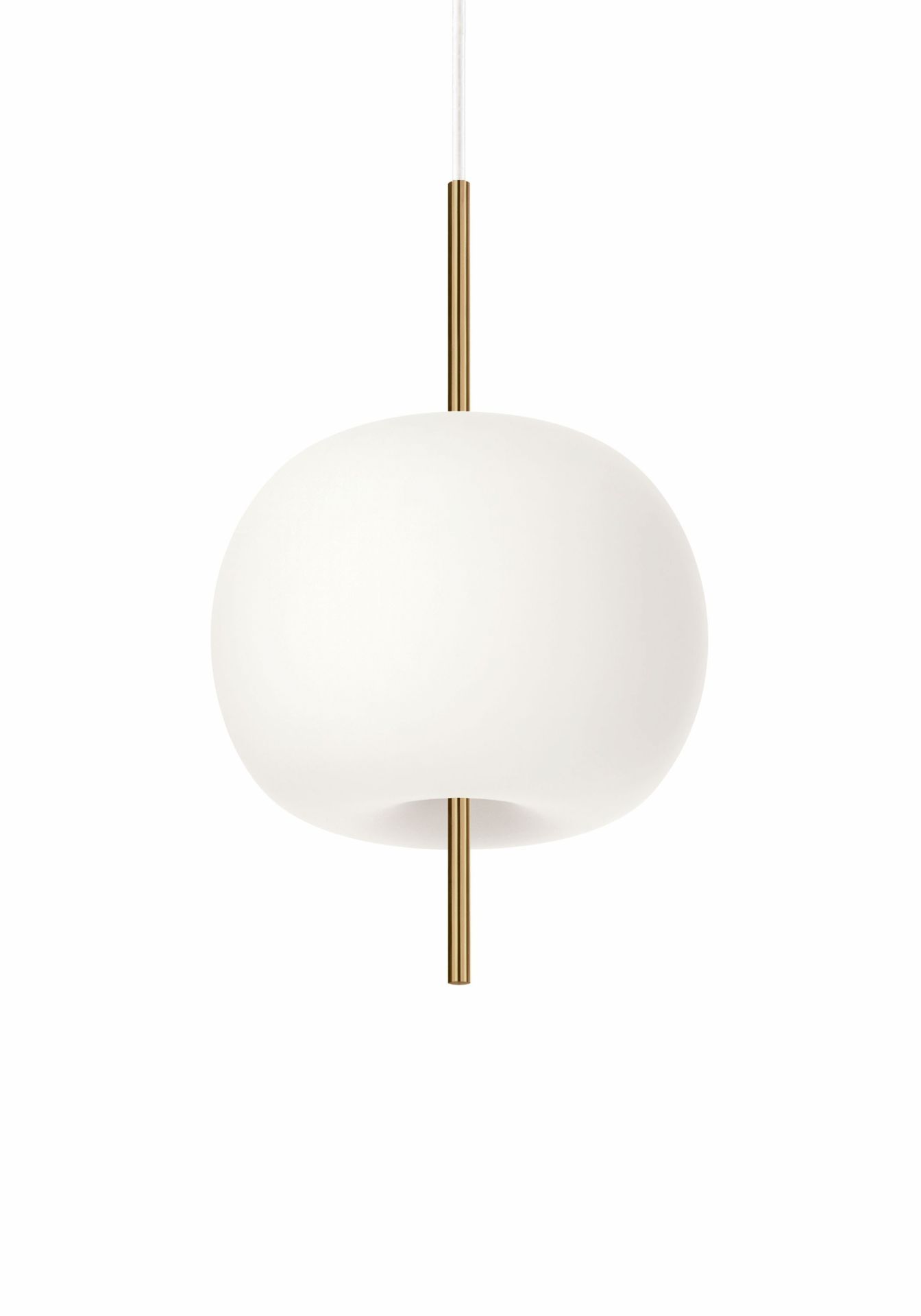 Kushi Pendelleuchte: Moderne Hängeleuchte mit weißem Diffusor und Messingdetails für stilvolle Beleuchtung.