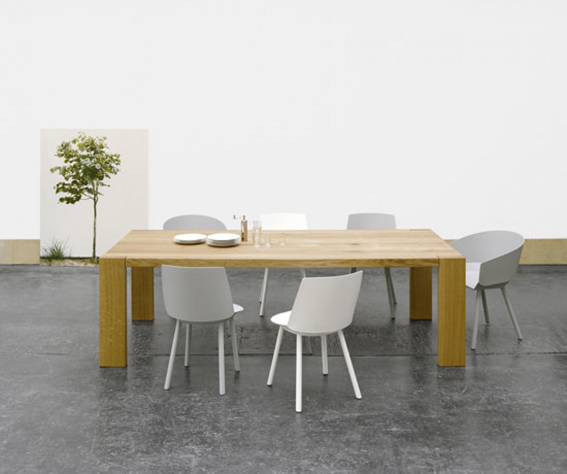 TA17 London dining table by Philipp Mainzer e15