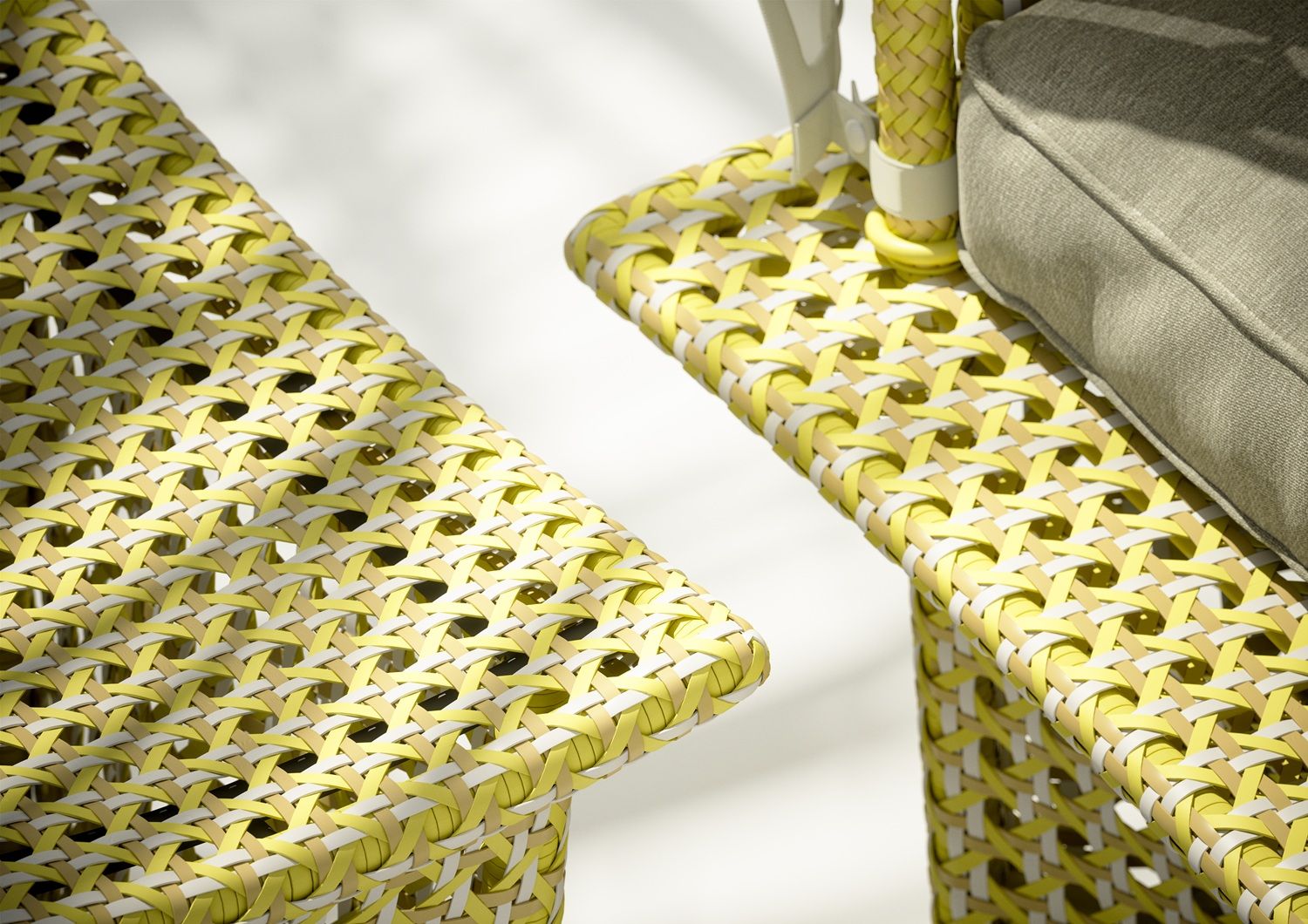 Daydream Daybed with Cushion Dedon