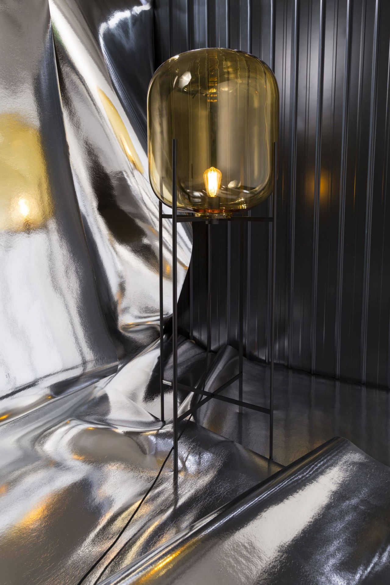 Oda Small table lamp smoke grey satined Pulpo