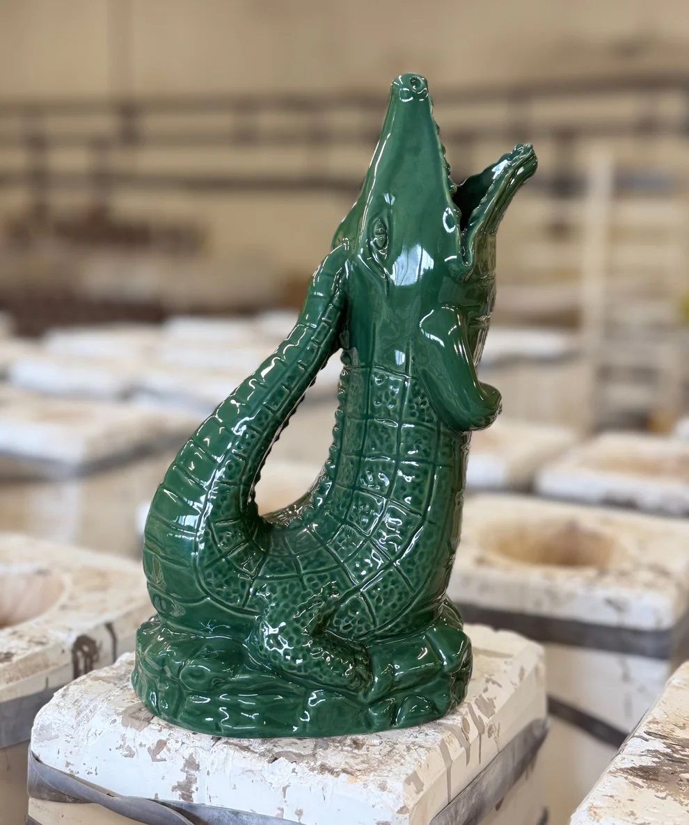 Grüne Croggle Jug Krokodil Karaffe Gluckigluck, Keramik Wasserkrug in Krokodilform für lustige Trinkgeräusche.