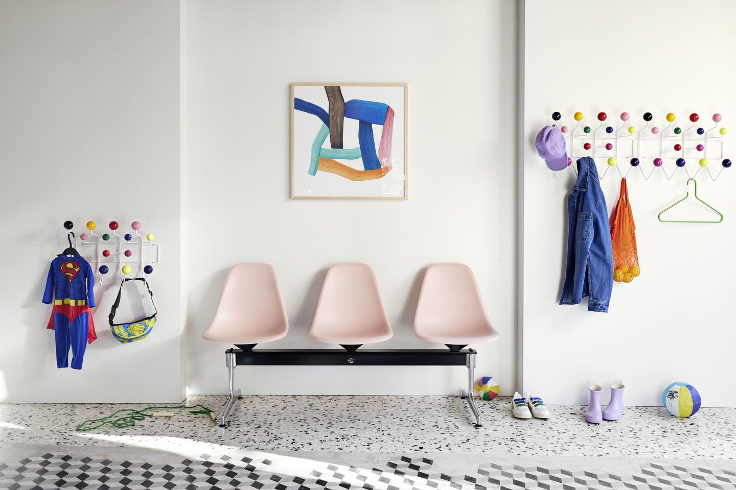 Eames Plastic Side Chair RE on traverse Vitra 