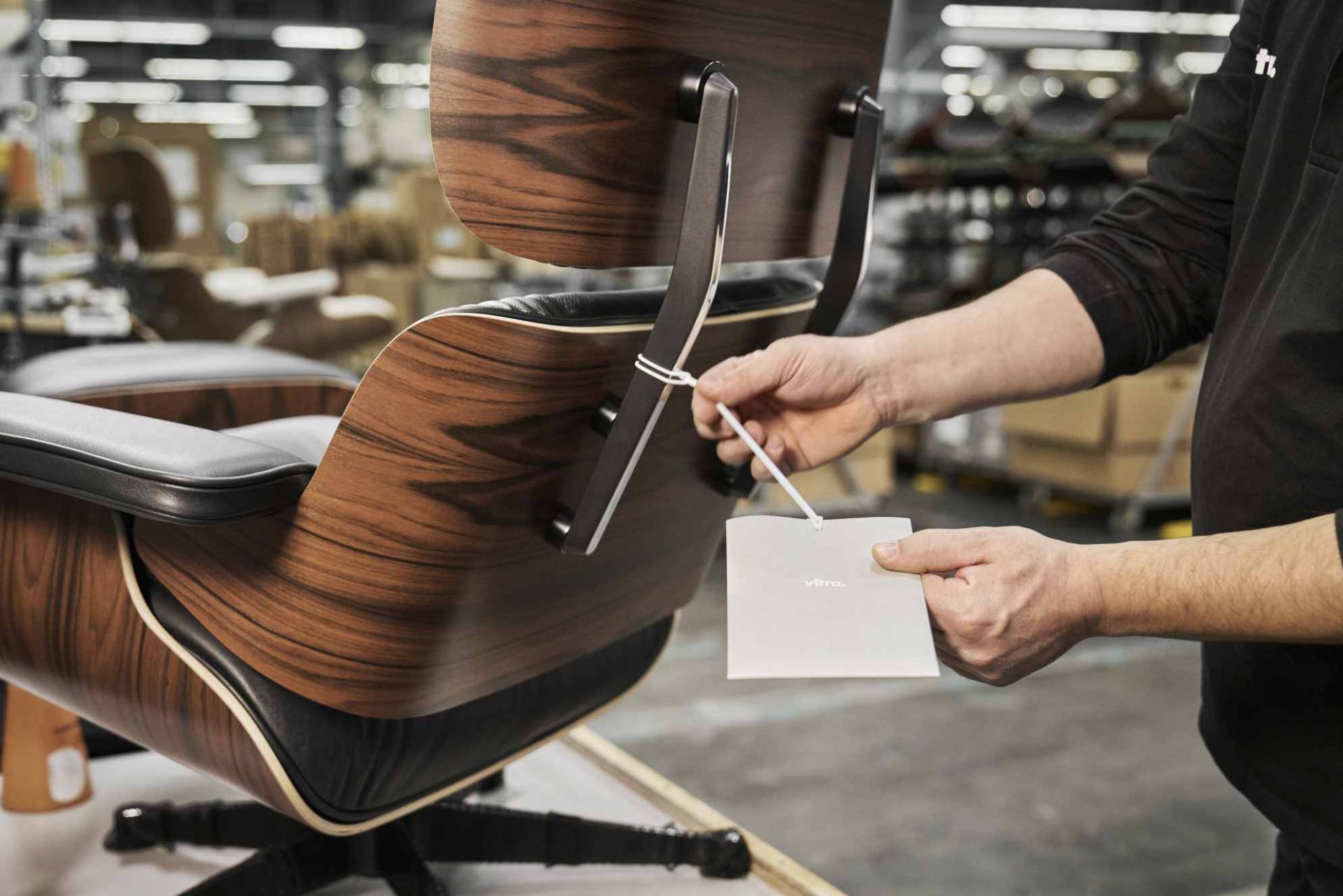 Eames Lounge Chair & Ottoman Armchair Leather Premium Vitra Sides polished black leather premium F black rosewood