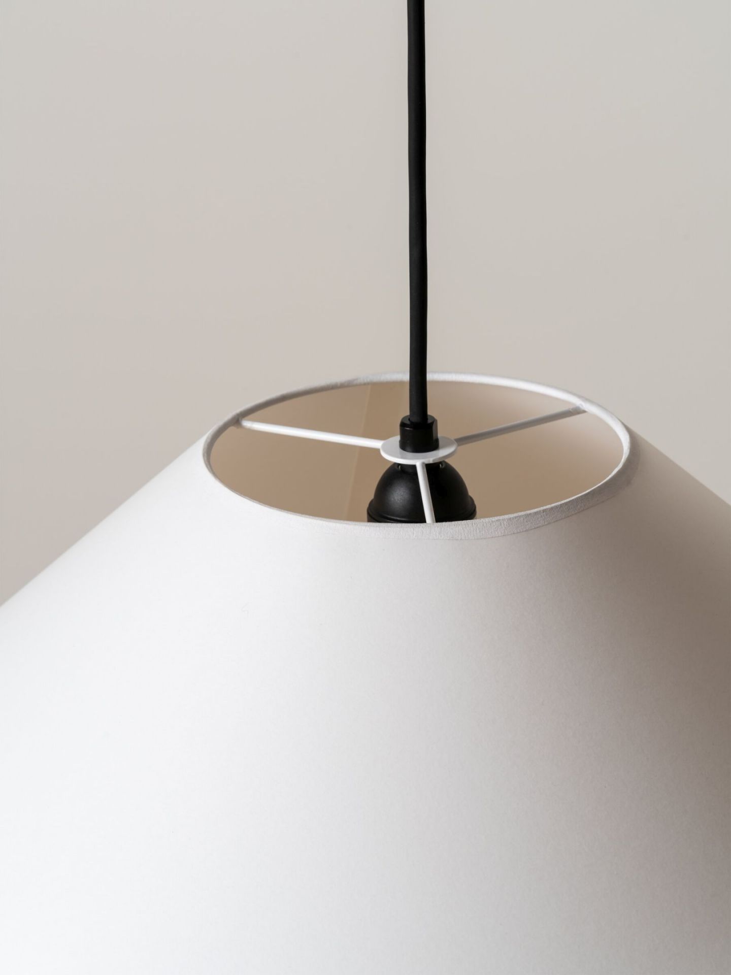 Sísísí cónicas planas MT4 suspension lamp Ø49cm white Santa & Cole