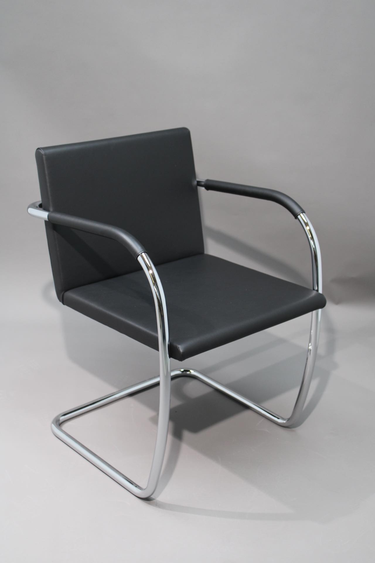 Brno Chair Tubular LEATHER VOLO BLACK Knoll International SINGLE PIECES