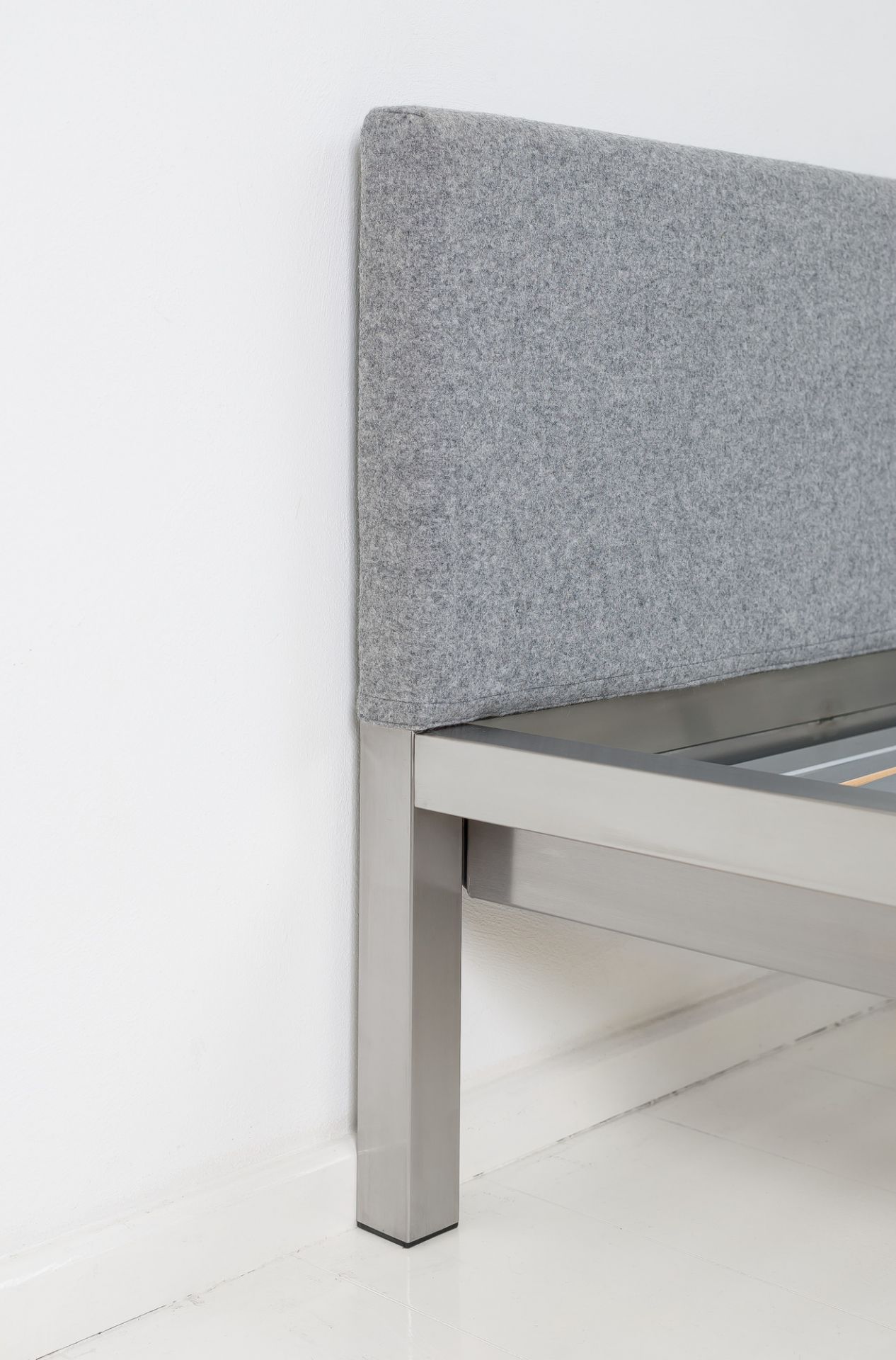 Pure stainless steel bed with upholstered headboard Velito gray Hans Hansen