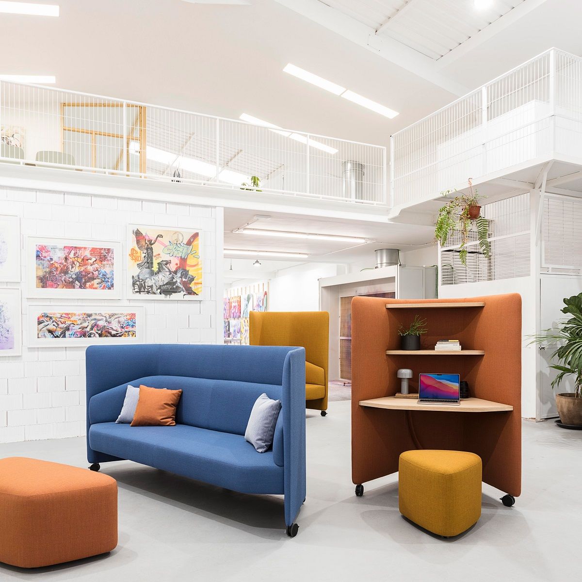 In Out Office RS2264 Ottoman Hocker von Andreu World in modernem Büro mit Lounge-Möbeln.