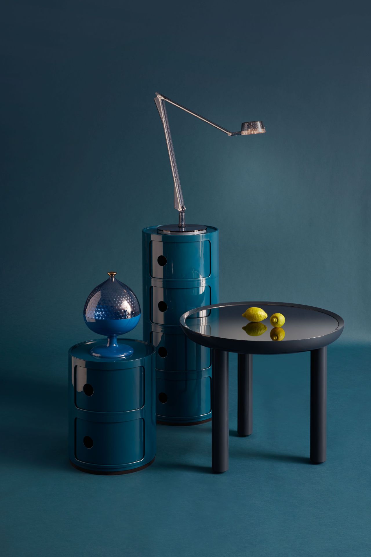 Blaues Componibili 2er Element von Kartell als Nachttisch mit Lampe und Beistelltisch im modernen Ambiente.