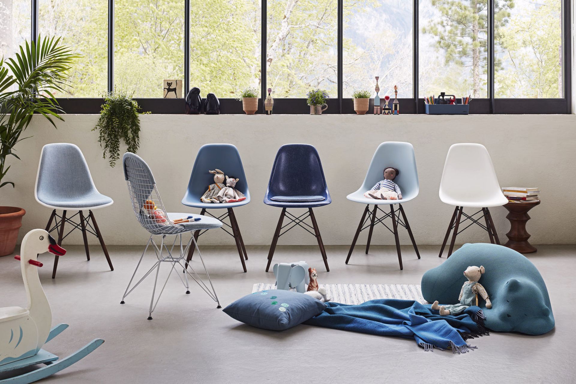 Eames Plastic Side Chair DSW Chair Vitra