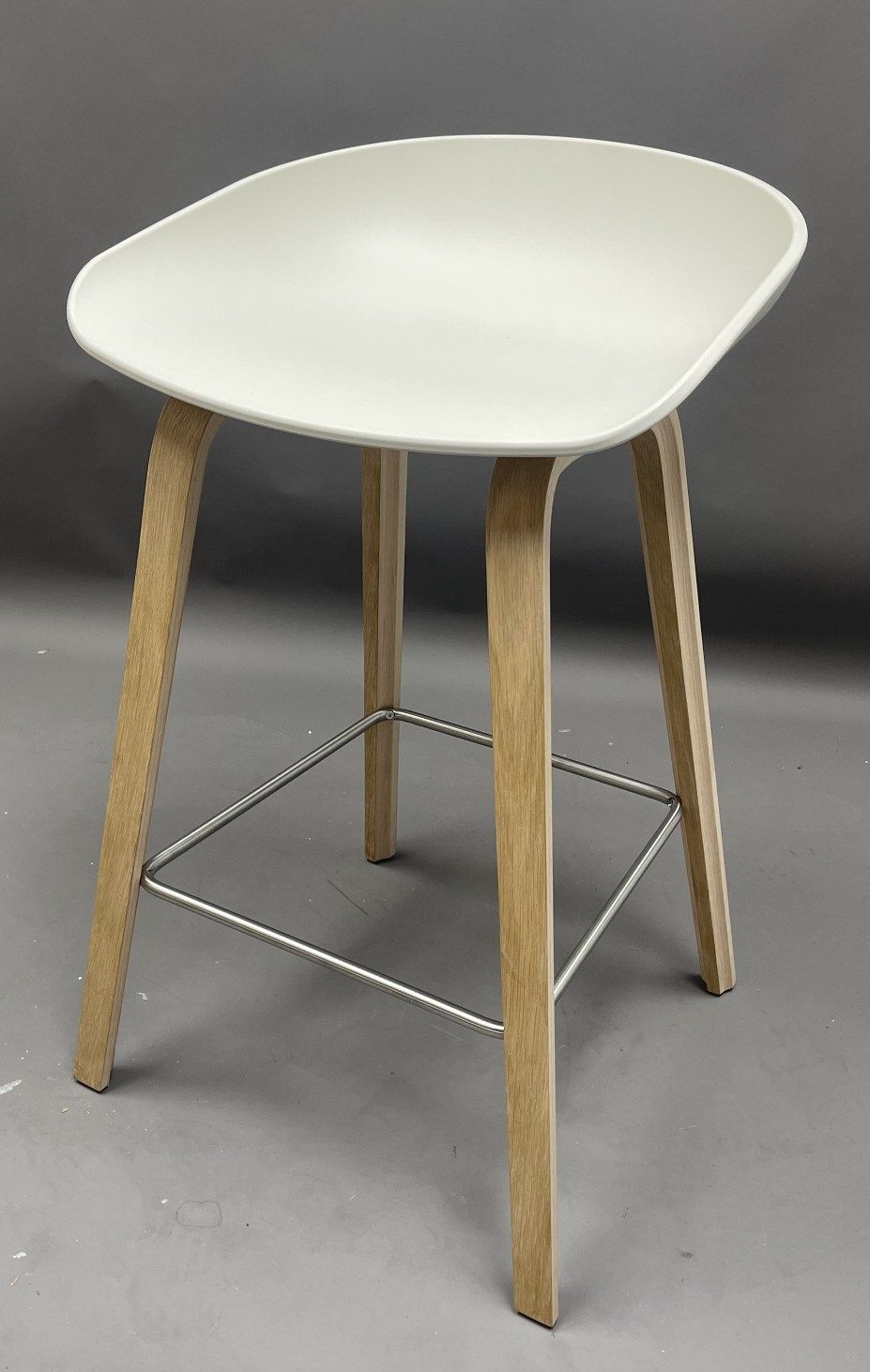 About a Stool AAS32 / AAS 32 Bar stool LOW OAK SOFT / MELANGE CREAM Hay MÄNGELEXEMPLAR 