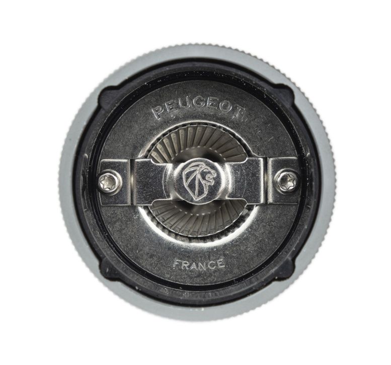 Detailaufnahme des Mahlwerks der Peugeot Line Pfeffermühle, Graphit & Carbon, mit Peugeot-Logo und Schriftzug France.