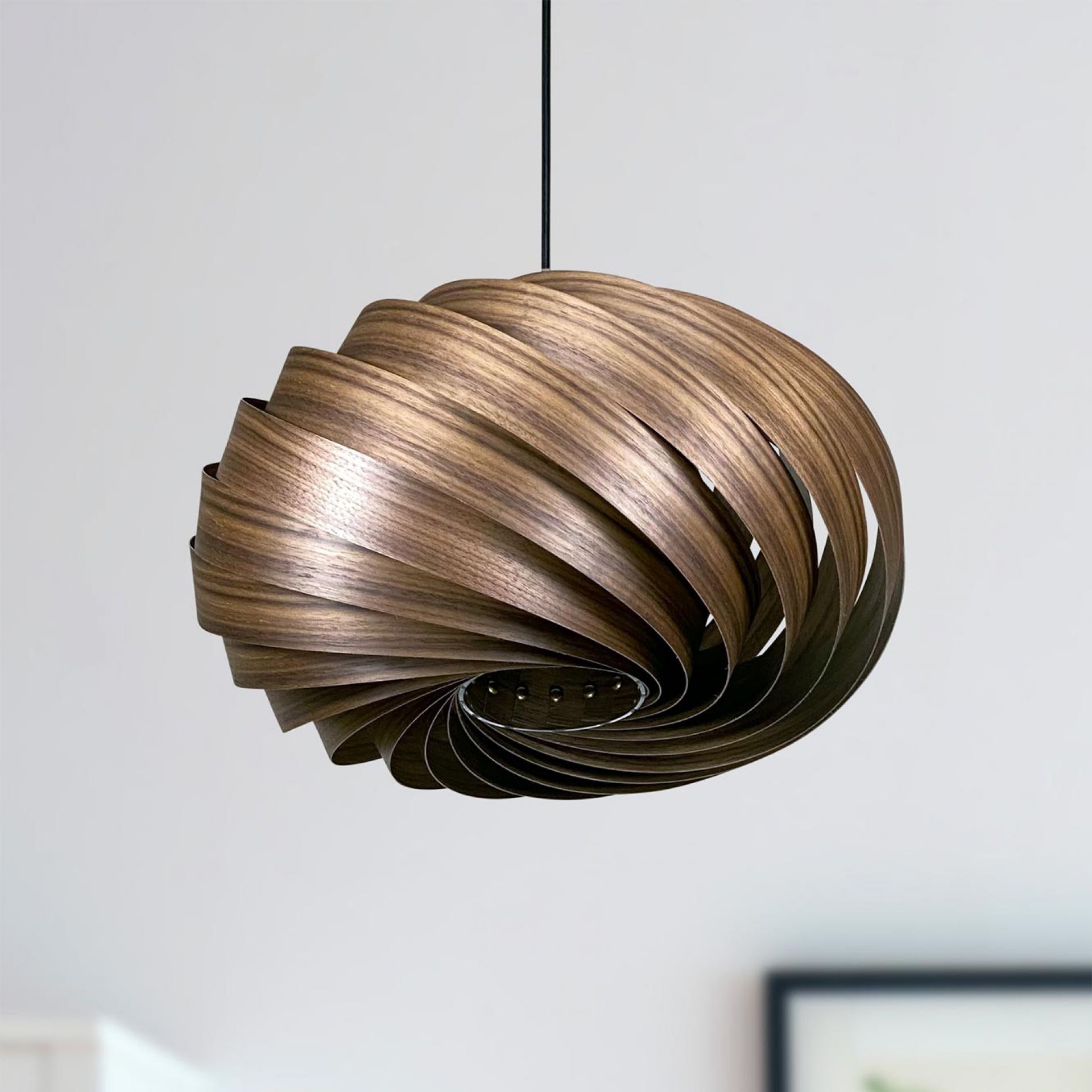 Quiescenta Hängeleuchte aus Nussbaumholz, Ø45 cm. Moderne Pendelleuchte für Wohnzimmer und Esszimmer.
