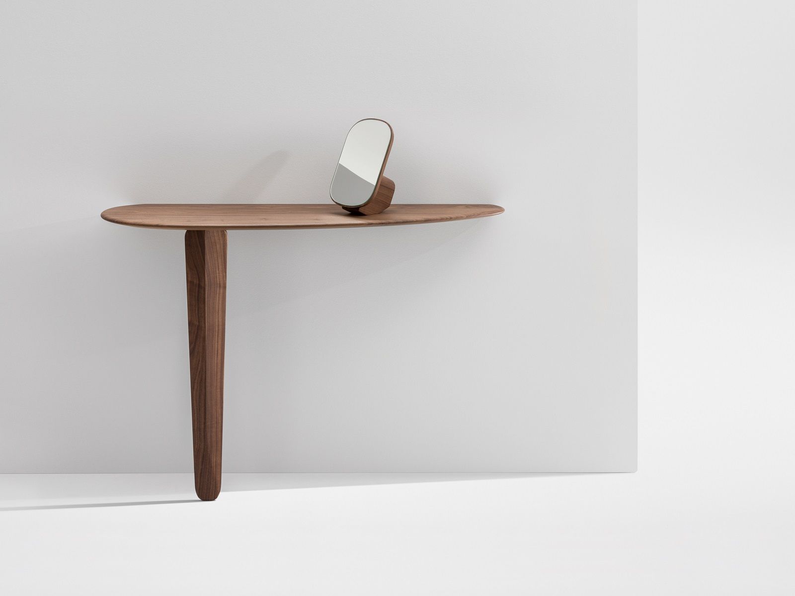Kuyu Console Console table asymmetric period