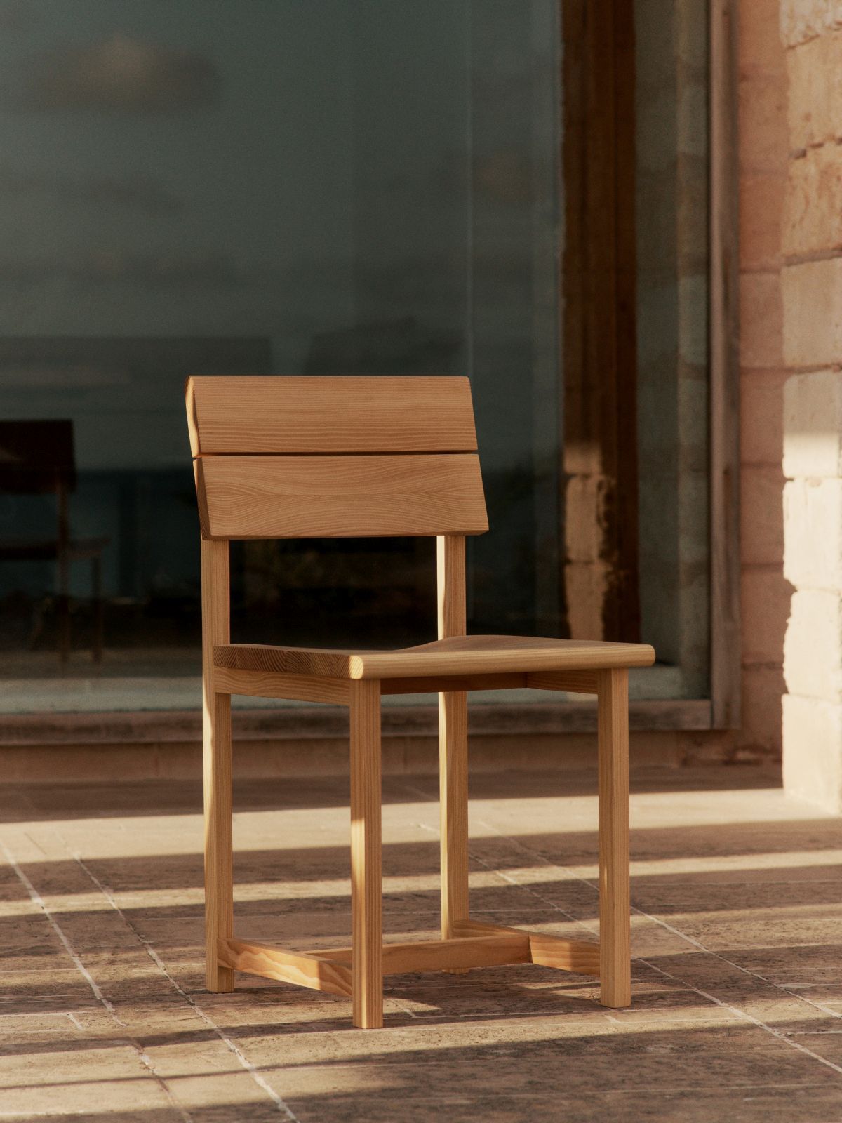 Visit Esszimmerstuhl von Ferm Living aus hellem Holz, modernes Design für Esszimmer und Küche.