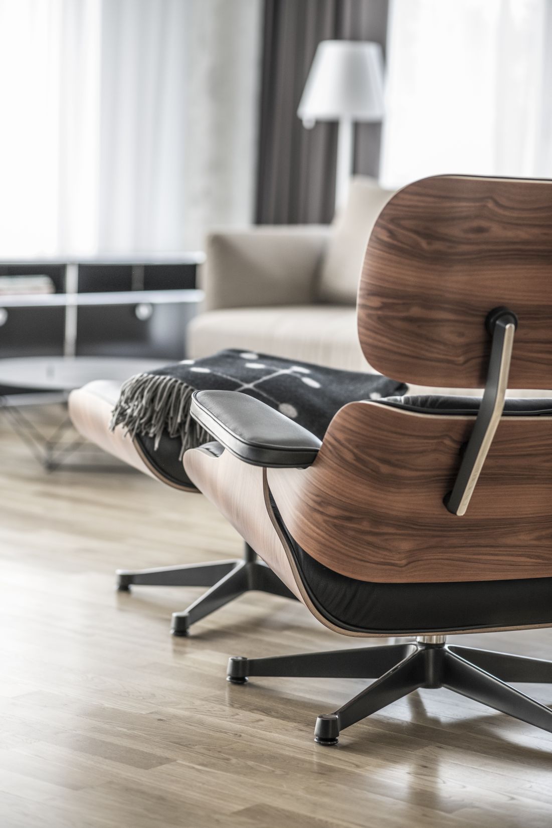 Eames Lounge Chair & Ottoman Armchair Leather Premium Vitra Sides polished black leather premium F black rosewood