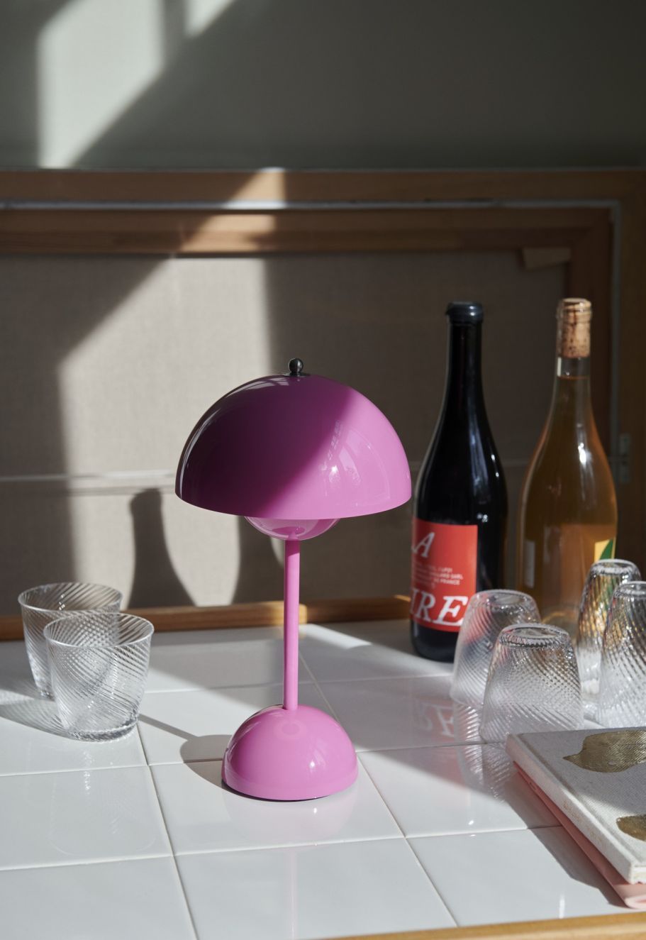 Flowerpot VP9 Portable Battery lamp / Table lamp with USB AndTradition Tangy pink