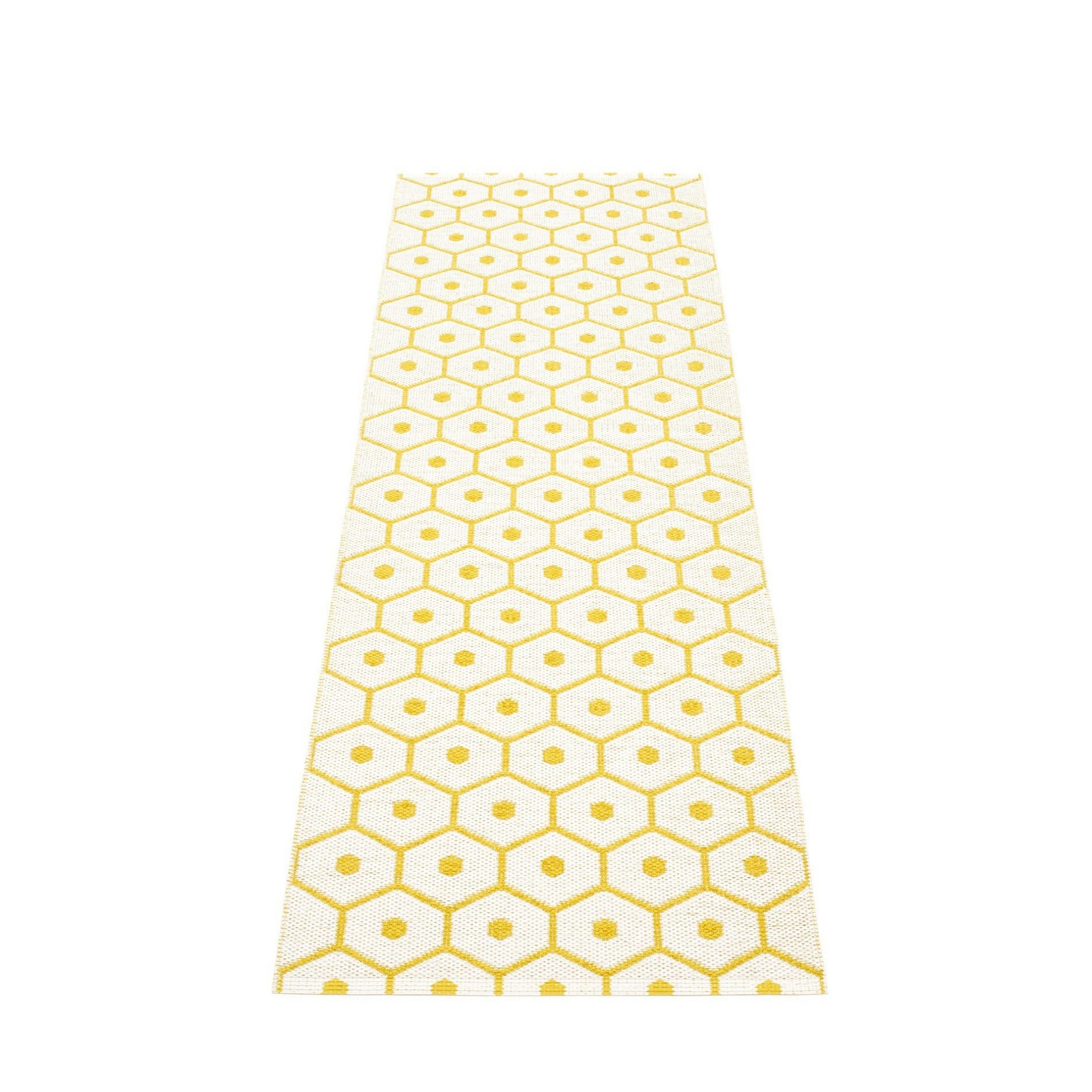 Honey Kunststoffteppich von Pappelina in Senf-Vanille mit geometrischem Muster für den Innenbereich.