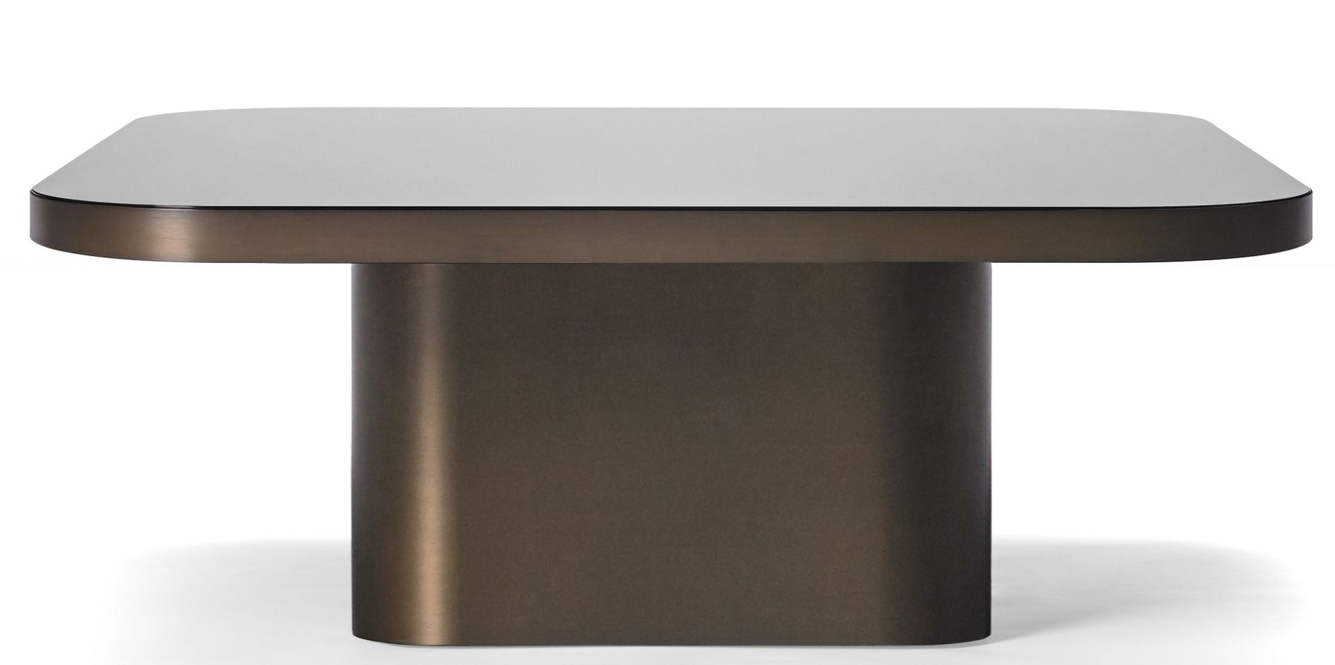 ClassiCon Bow Coffee Table No. 6: Quadratischer Couchtisch mit weißer Tischplatte und bronzefarbenem Fuß.