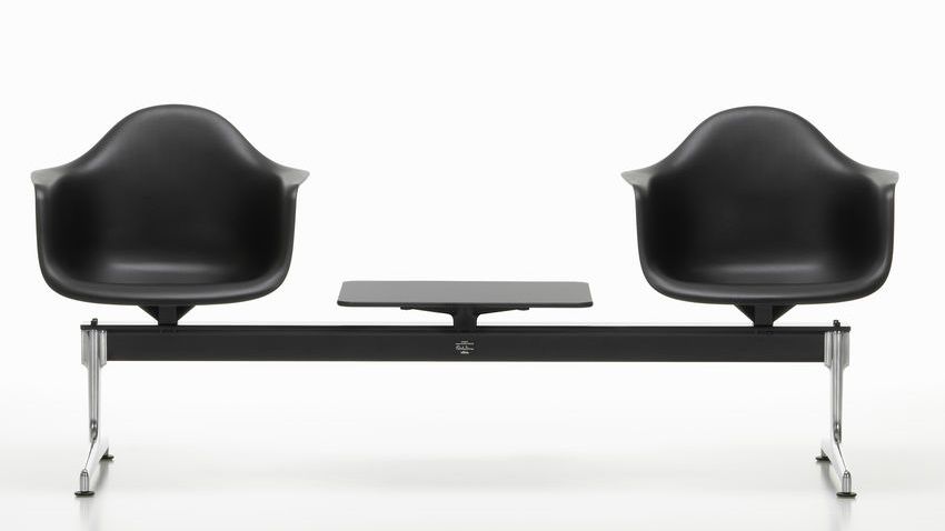Eames Plastic Armchair RE on traverse Vitra
