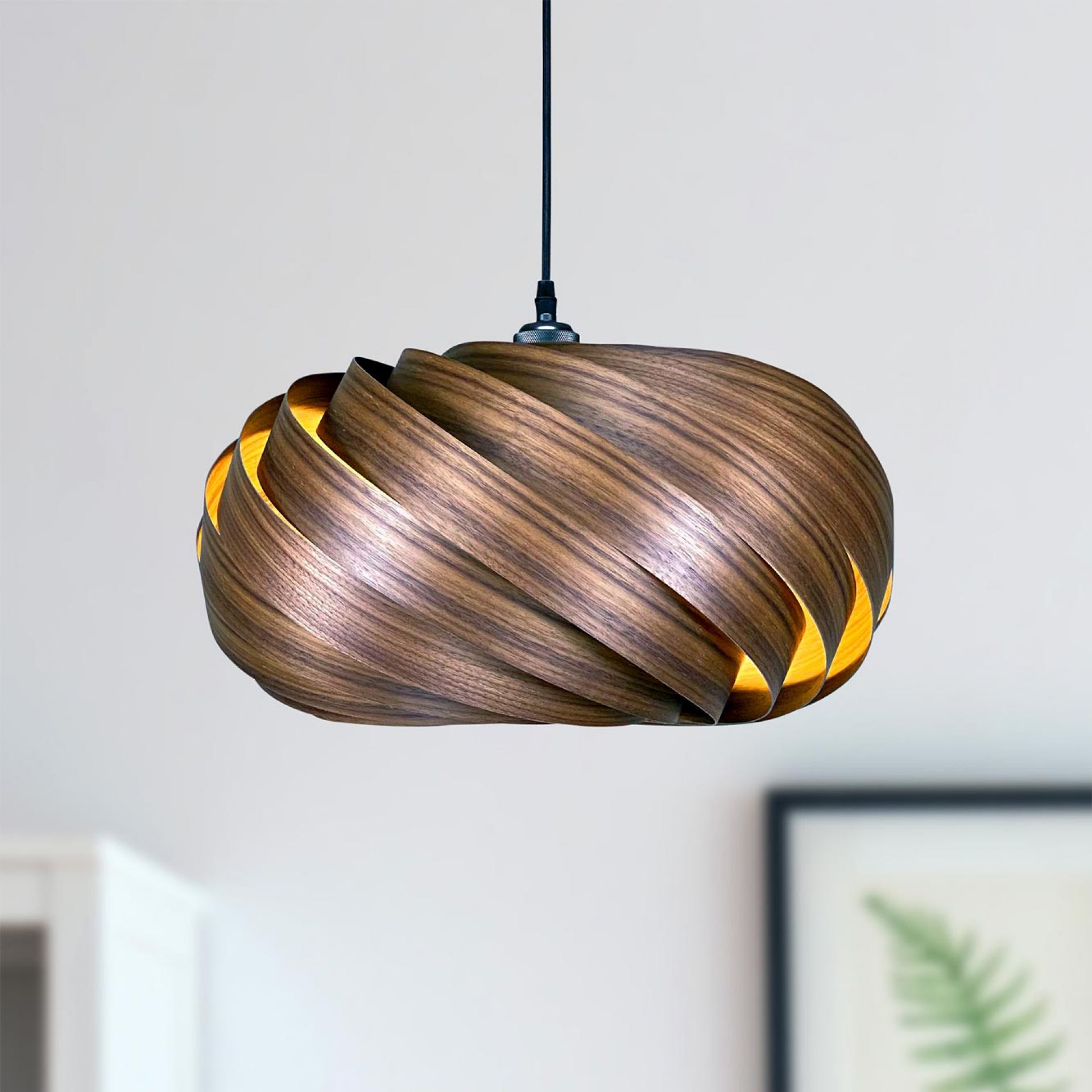 Quiescenta Hängeleuchte aus Nussbaumholz, Ø45 cm. Moderne Pendelleuchte mit spiralförmigem Design für Wohnzimmer und Esszimmer.