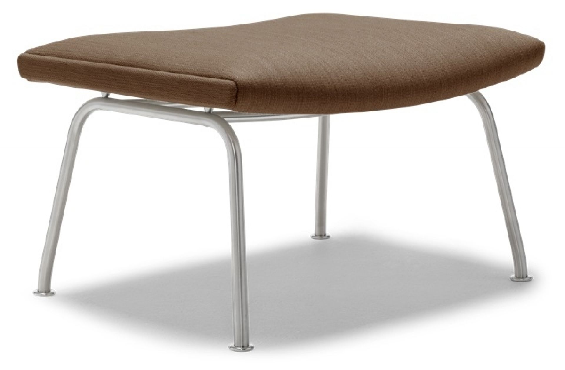 CH446 Fußhocker von Carl Hansen & Søn, brauner Stoffbezug und Stahlgestell. Passend für Sessel.