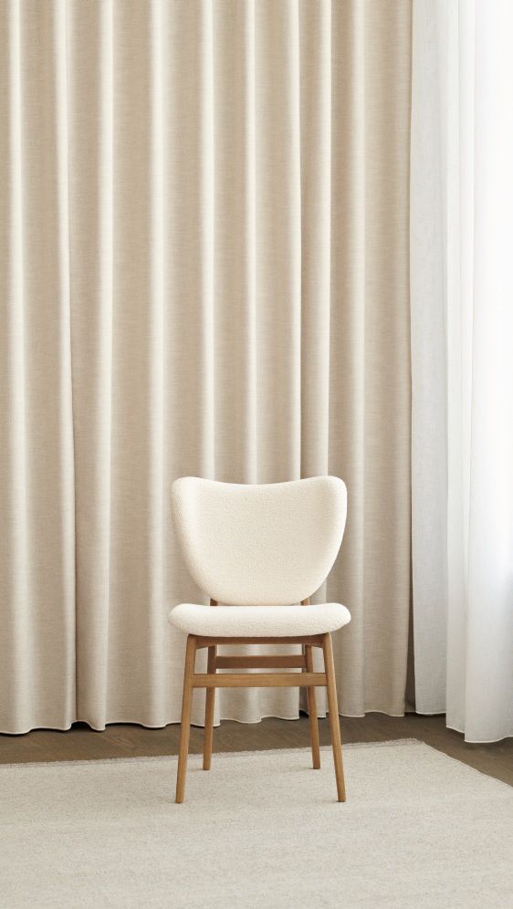NORR11 Elephant Dining Chair, vollgepolstert in Bouclé Creme, Holzbeine, skandinavisches Design für Esszimmer und Wohnbereich.