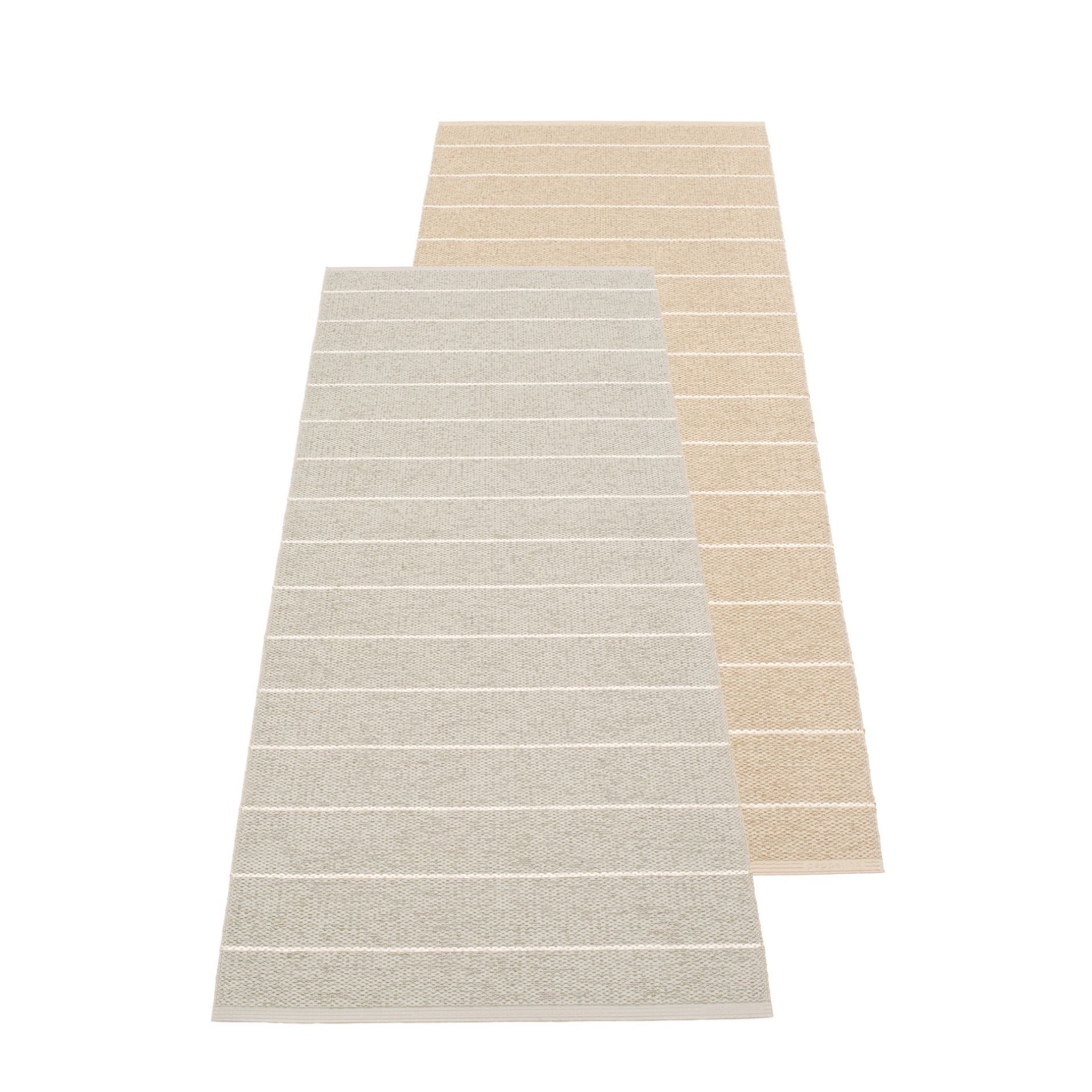 Carl Kunststoffteppich von Pappelina, 70x180 cm, in Leinen und Beige mit horizontalen Streifen.