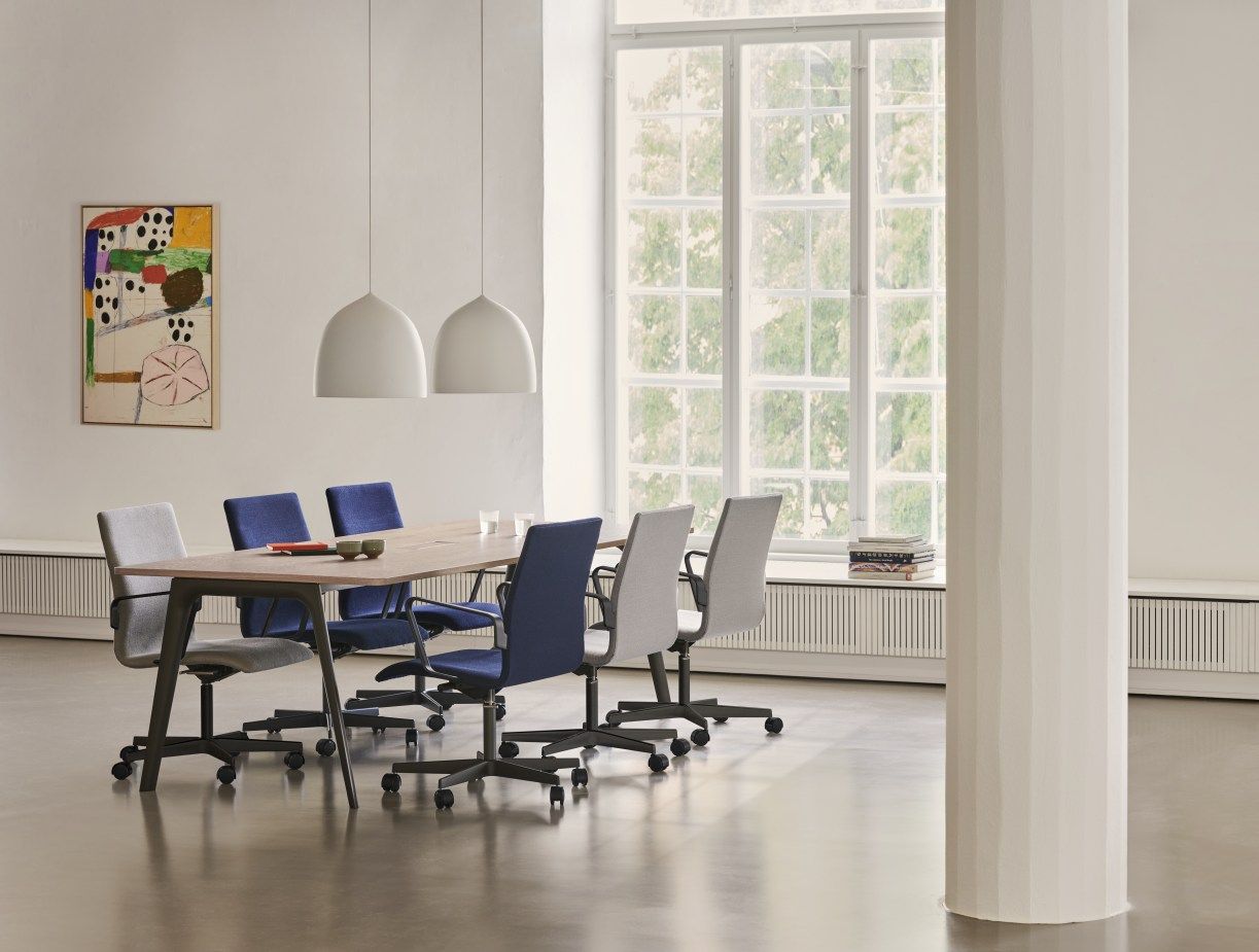 Pluralis table Fritz Hansen