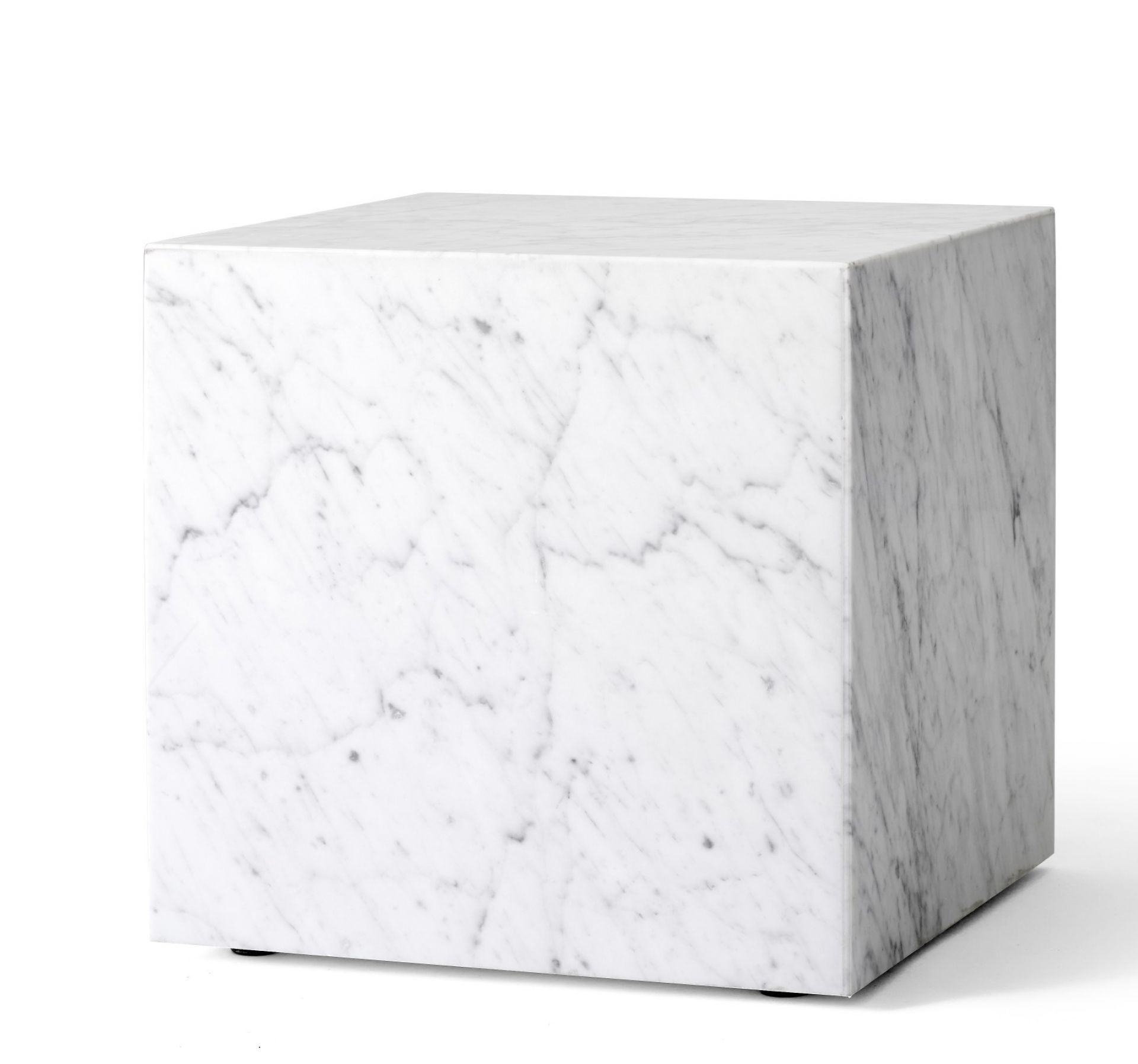 Audo Plinth Cubic Beistelltisch aus weißem Carrara Marmor, quadratischer Marmortisch für Wohnzimmer.
